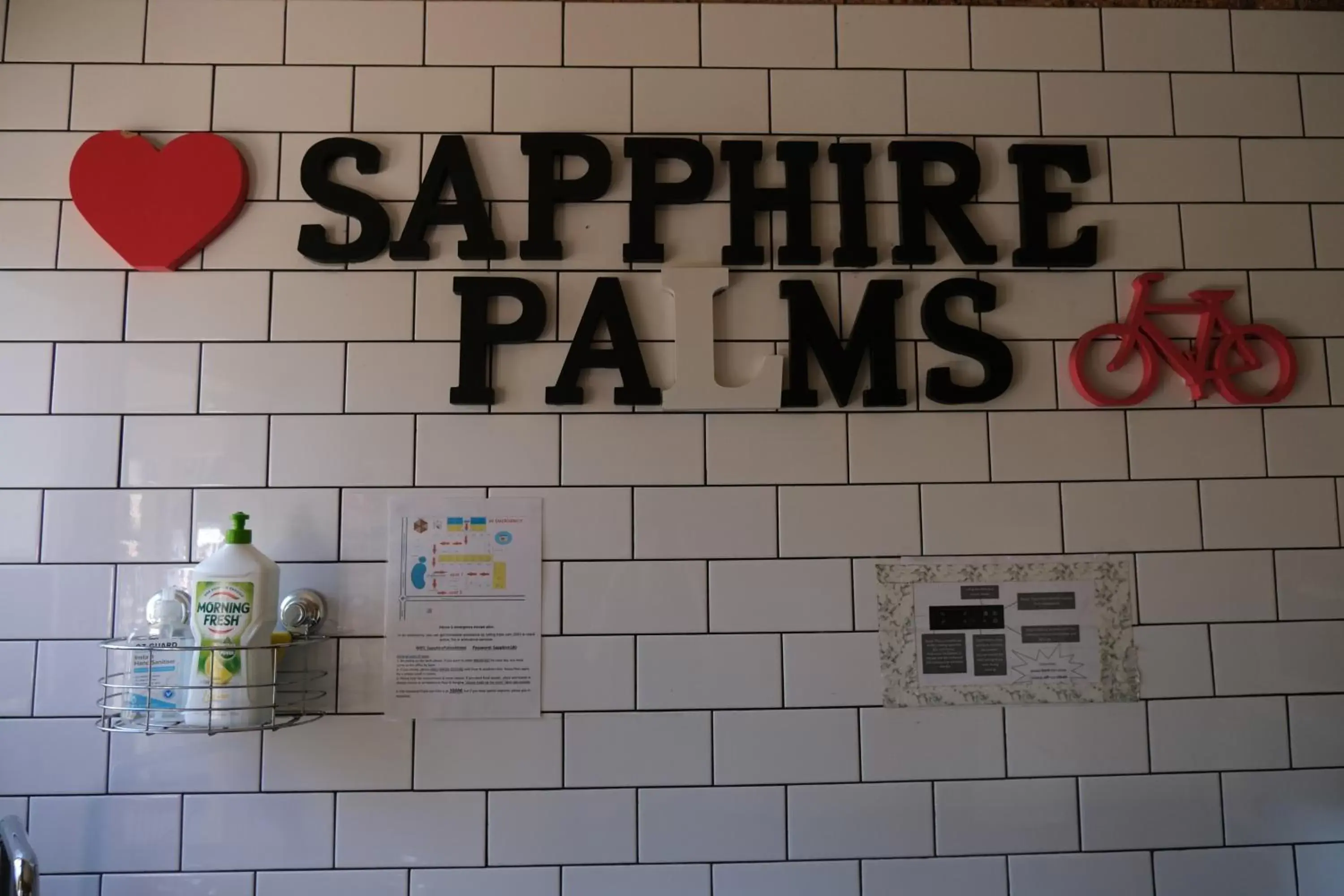 Communal kitchen in Sapphire Palms Motel