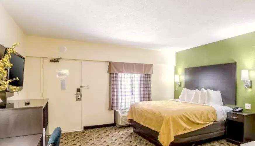 Photo of the whole room, Bed in Quality Inn Tanglewood