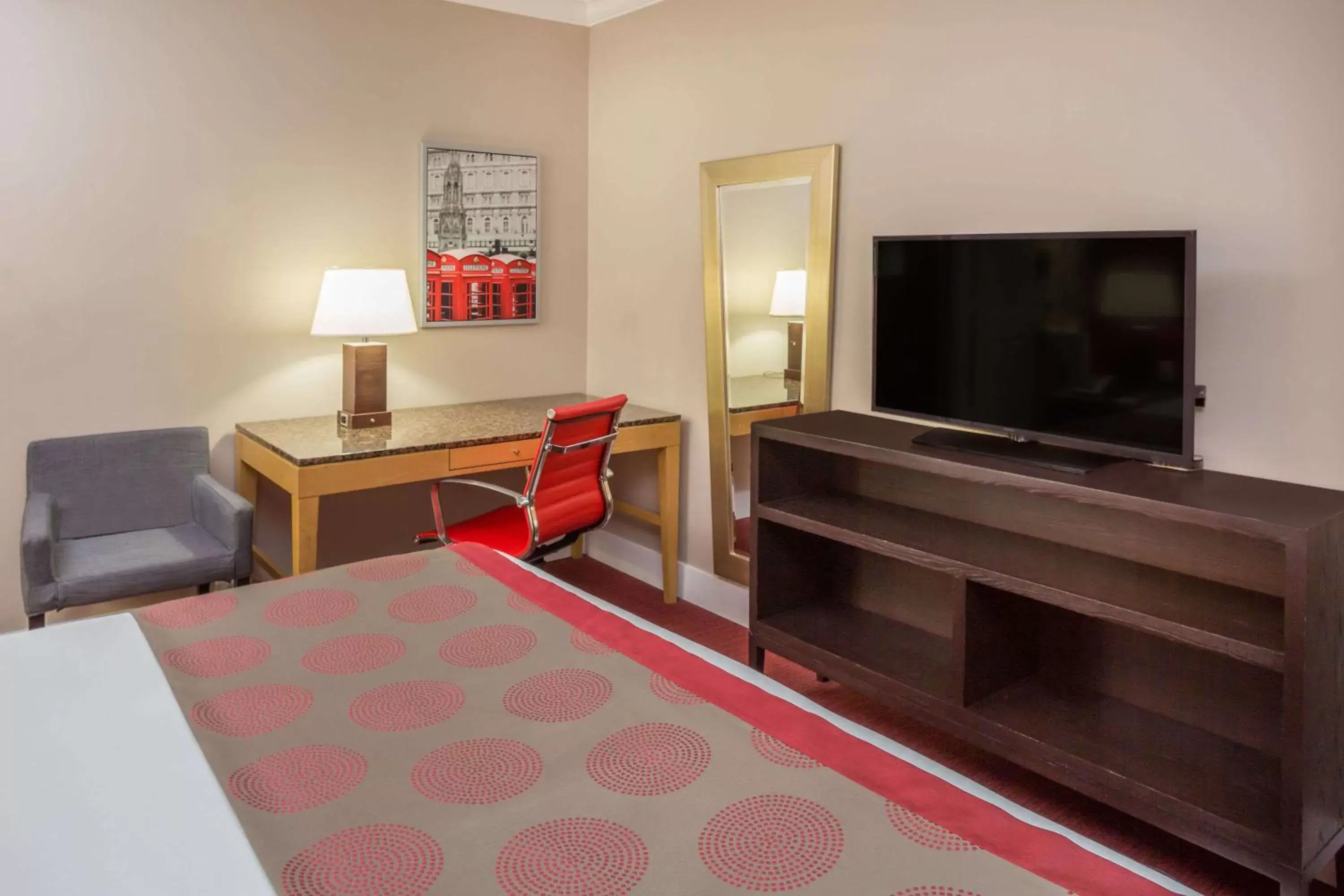 Bedroom, TV/Entertainment Center in Ramada by Wyndham Miami Springs/Miami International Airport