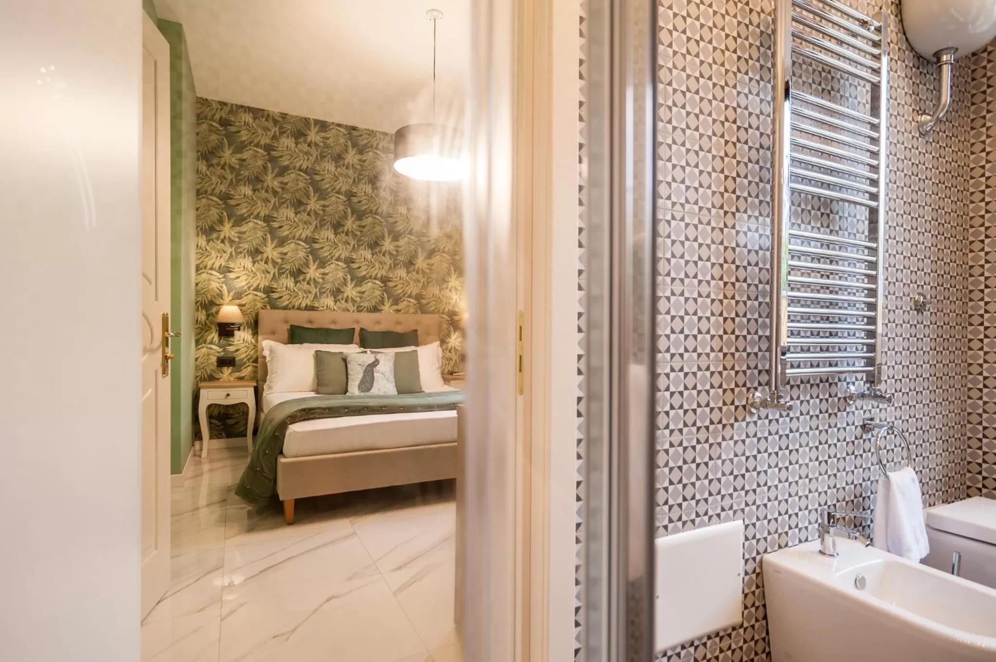 Shower, Bed in Dream House Pompei