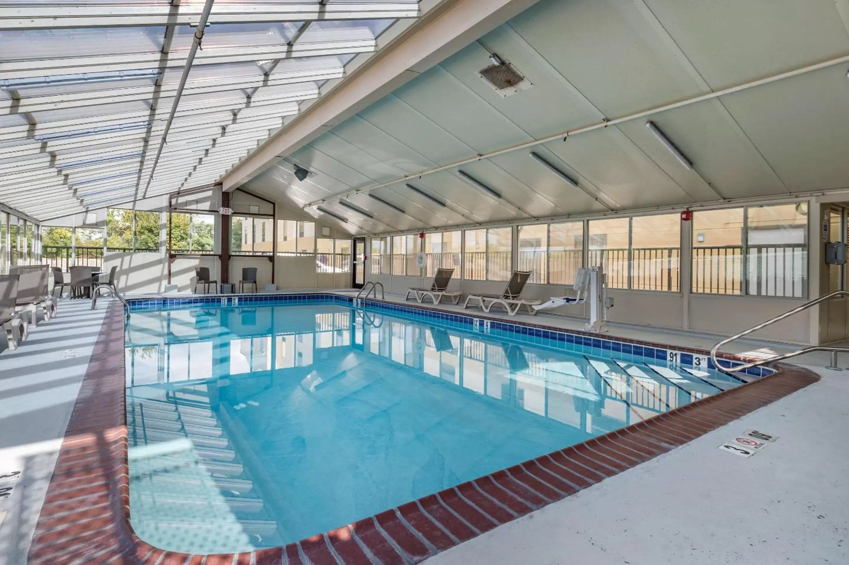 Activities, Swimming Pool in Comfort Inn Lexington Southeast