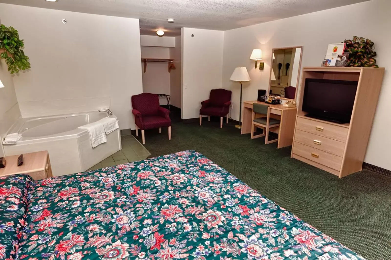 Photo of the whole room, Bed in Arch Canyon Inn