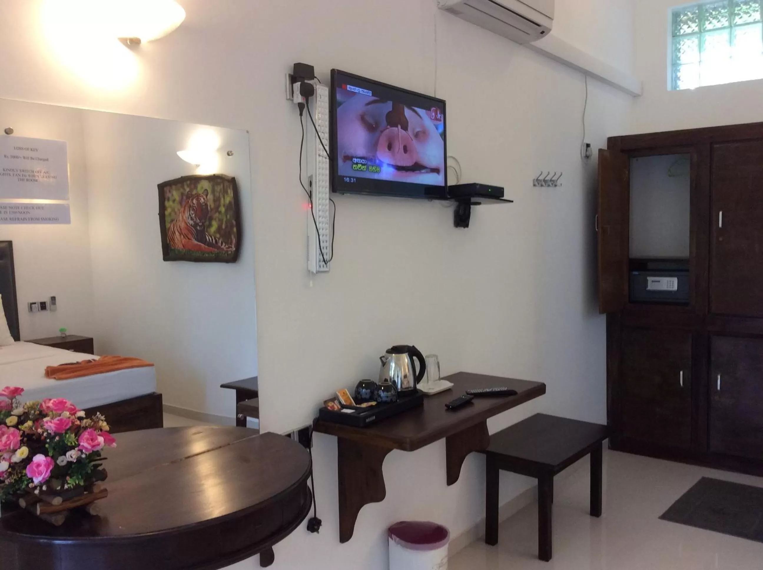 Bedroom, TV/Entertainment Center in Lemazone Inn