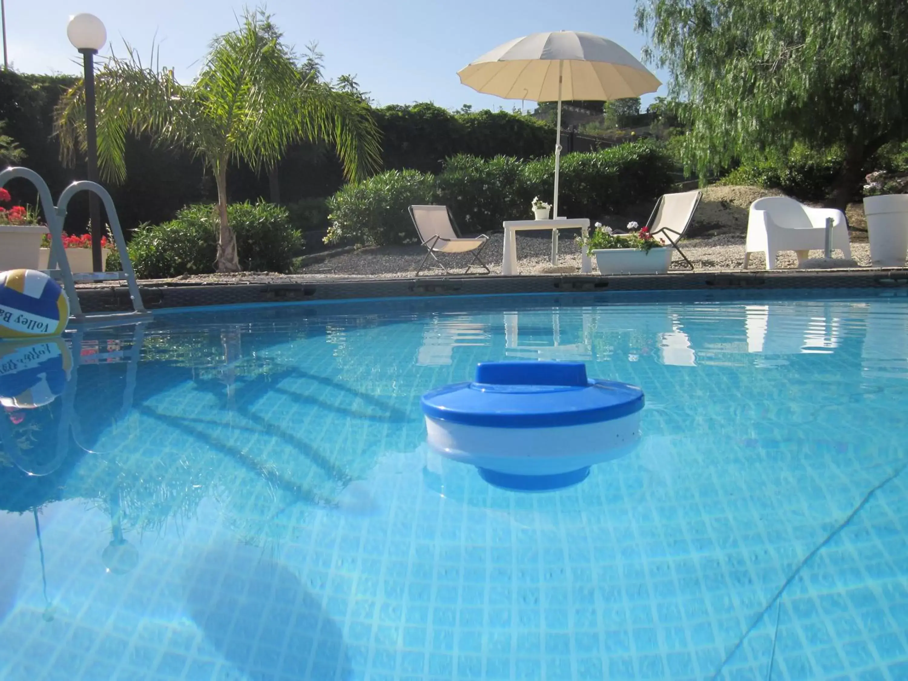 Swimming Pool in B&B BOUTIQUE DI CHARME "ETNA-RELAX-NATURA"