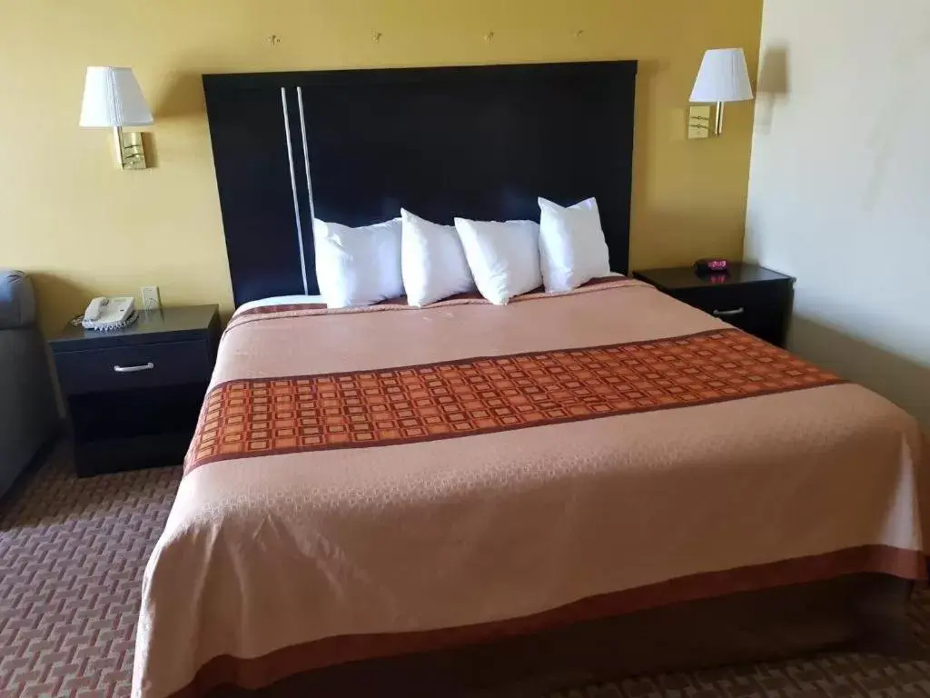 Bed in Rodeway Inn & Suites Bed in Rodeway Inn & Suites
