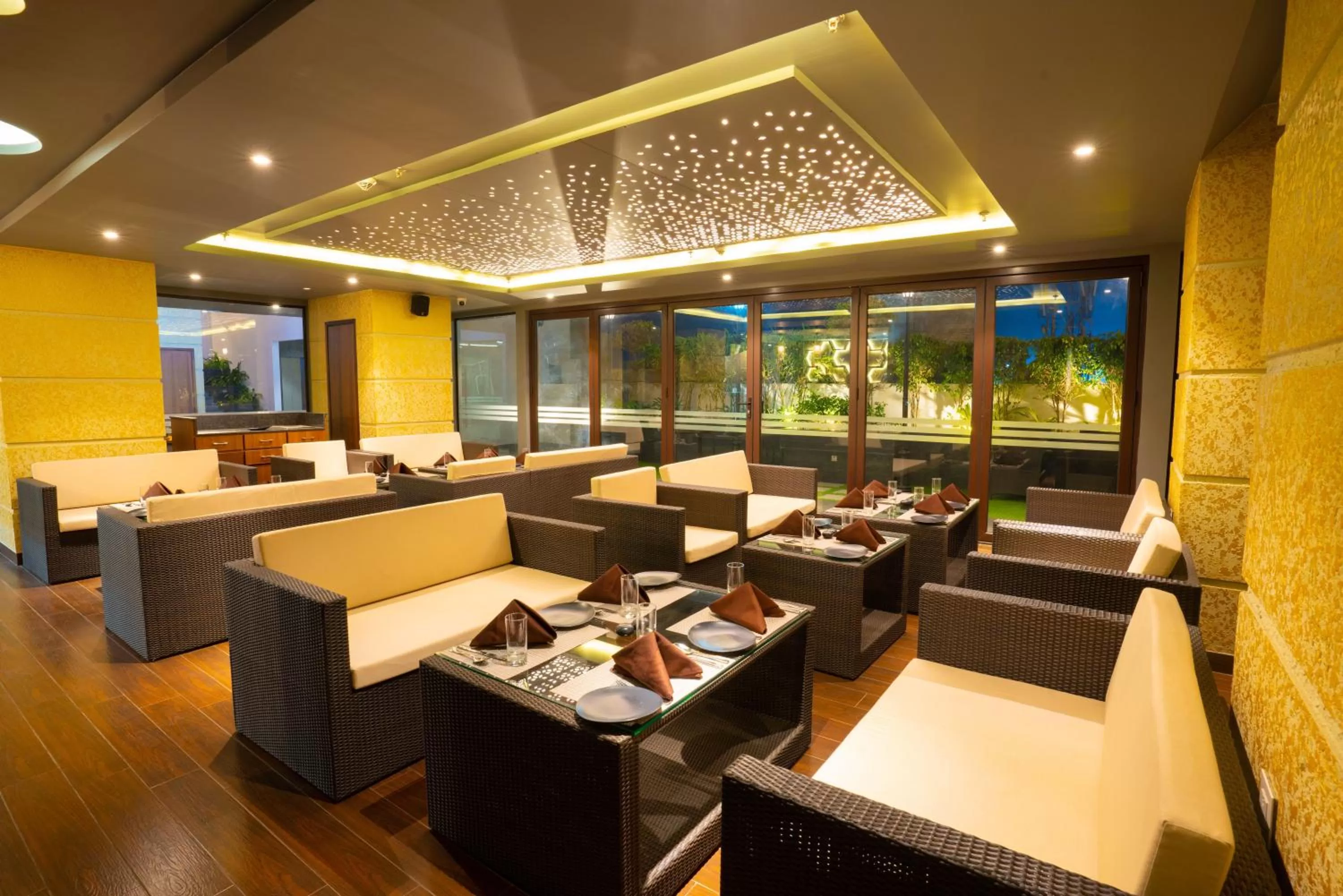 Restaurant/places to eat in Ratnamouli Palace