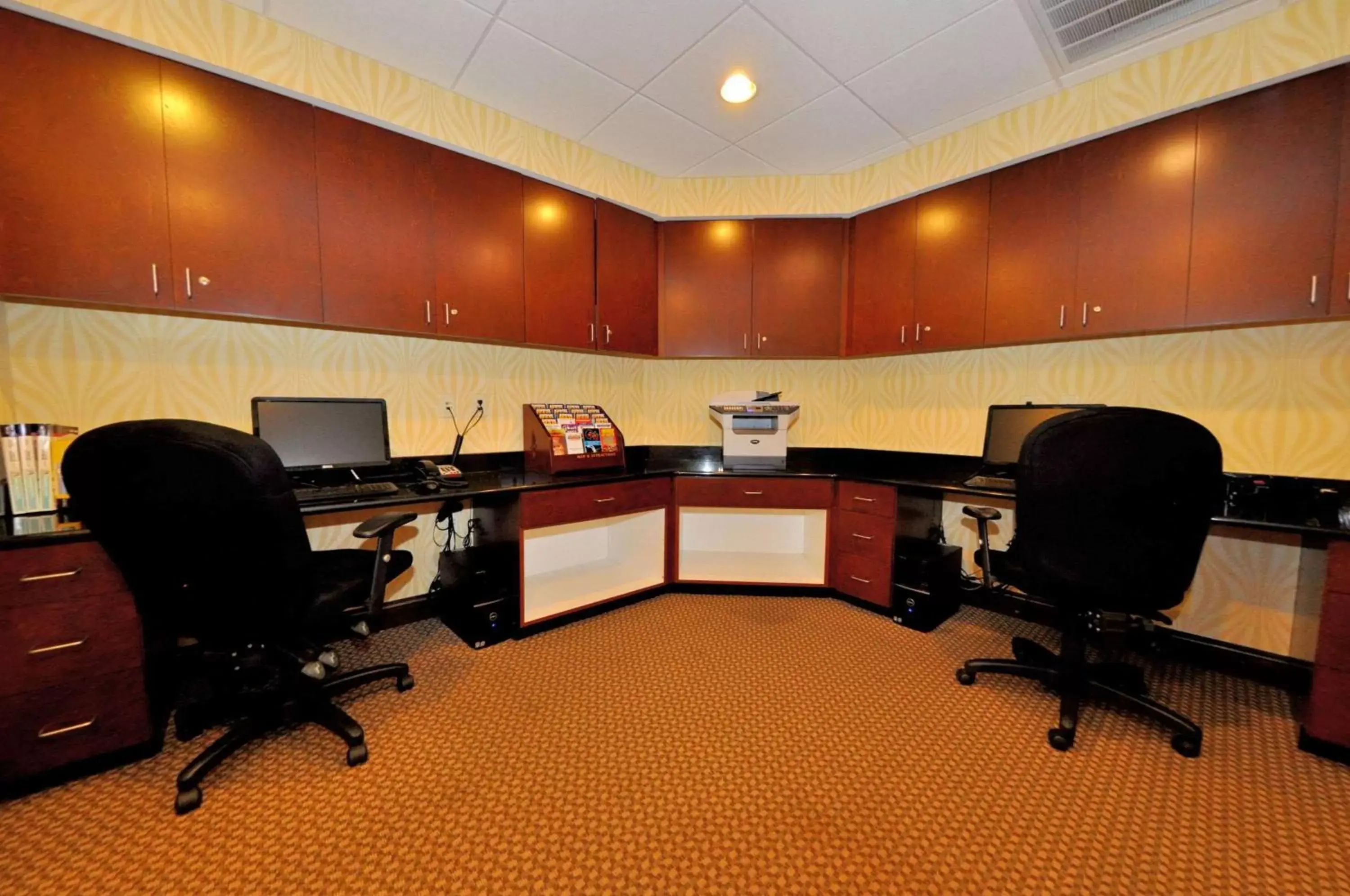 Business facilities, Business Area/Conference Room in Hampton Inn Richmond - Airport