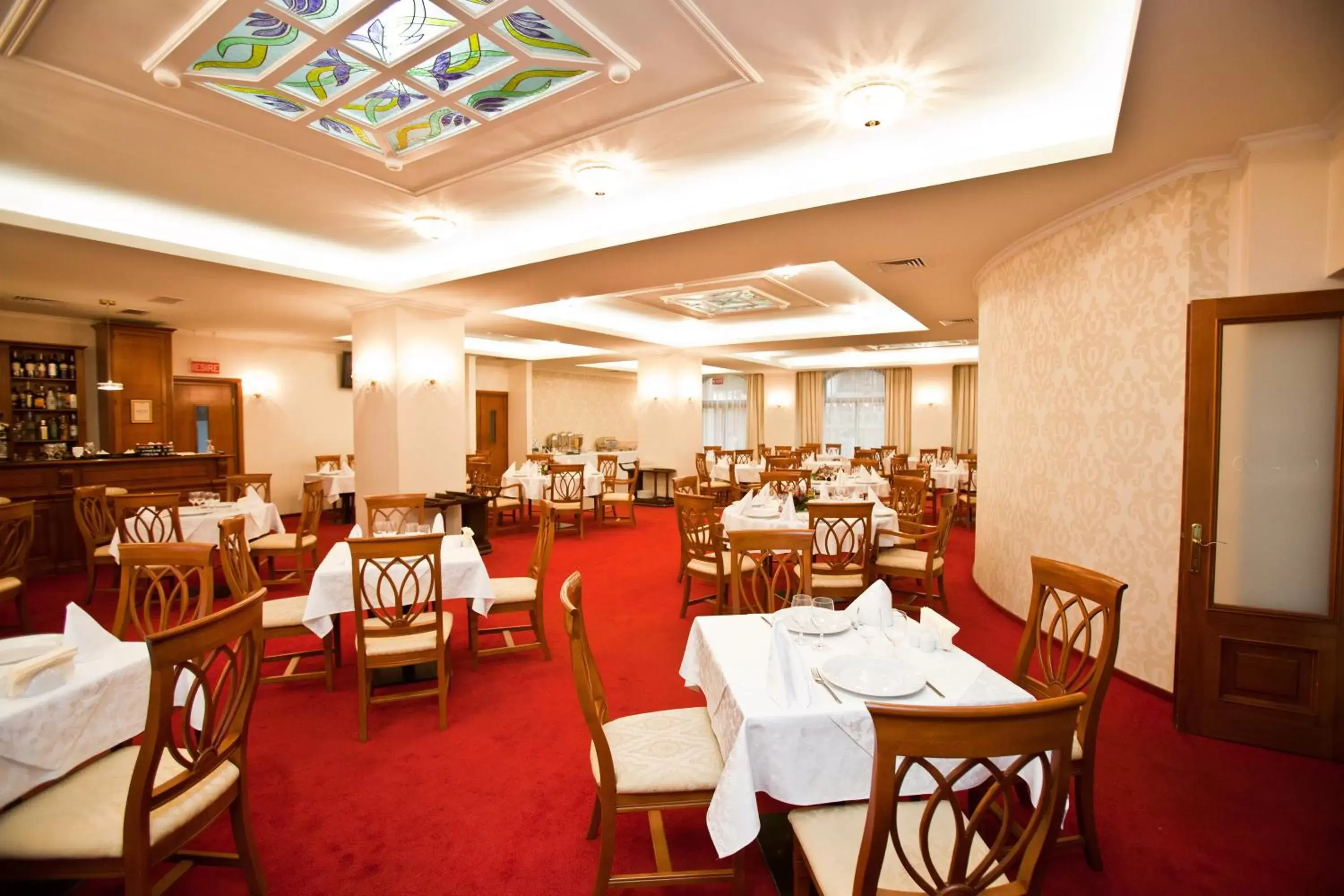 Restaurant/Places to Eat in Hotel Maxim