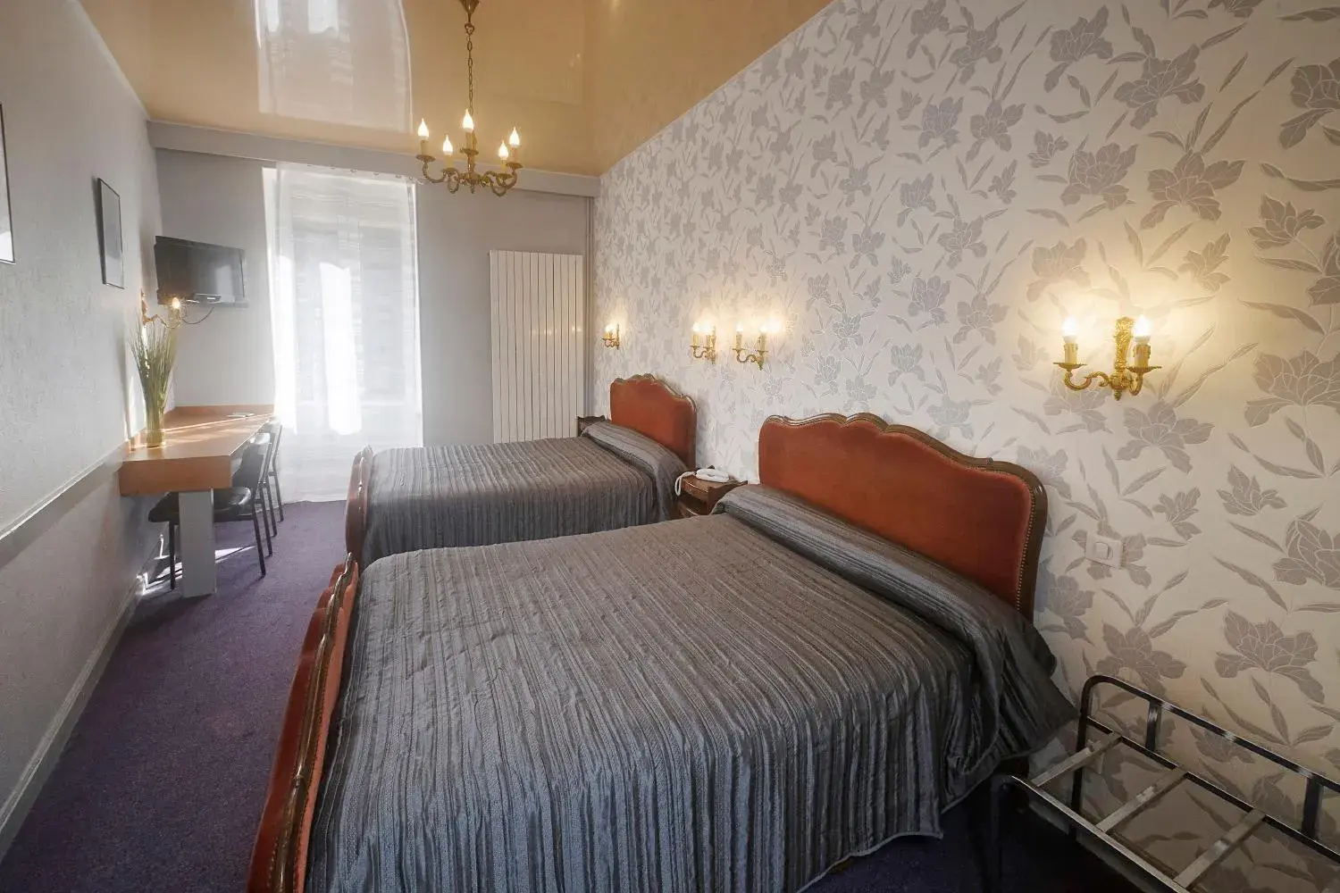 Bed in Hôtel Le Lons