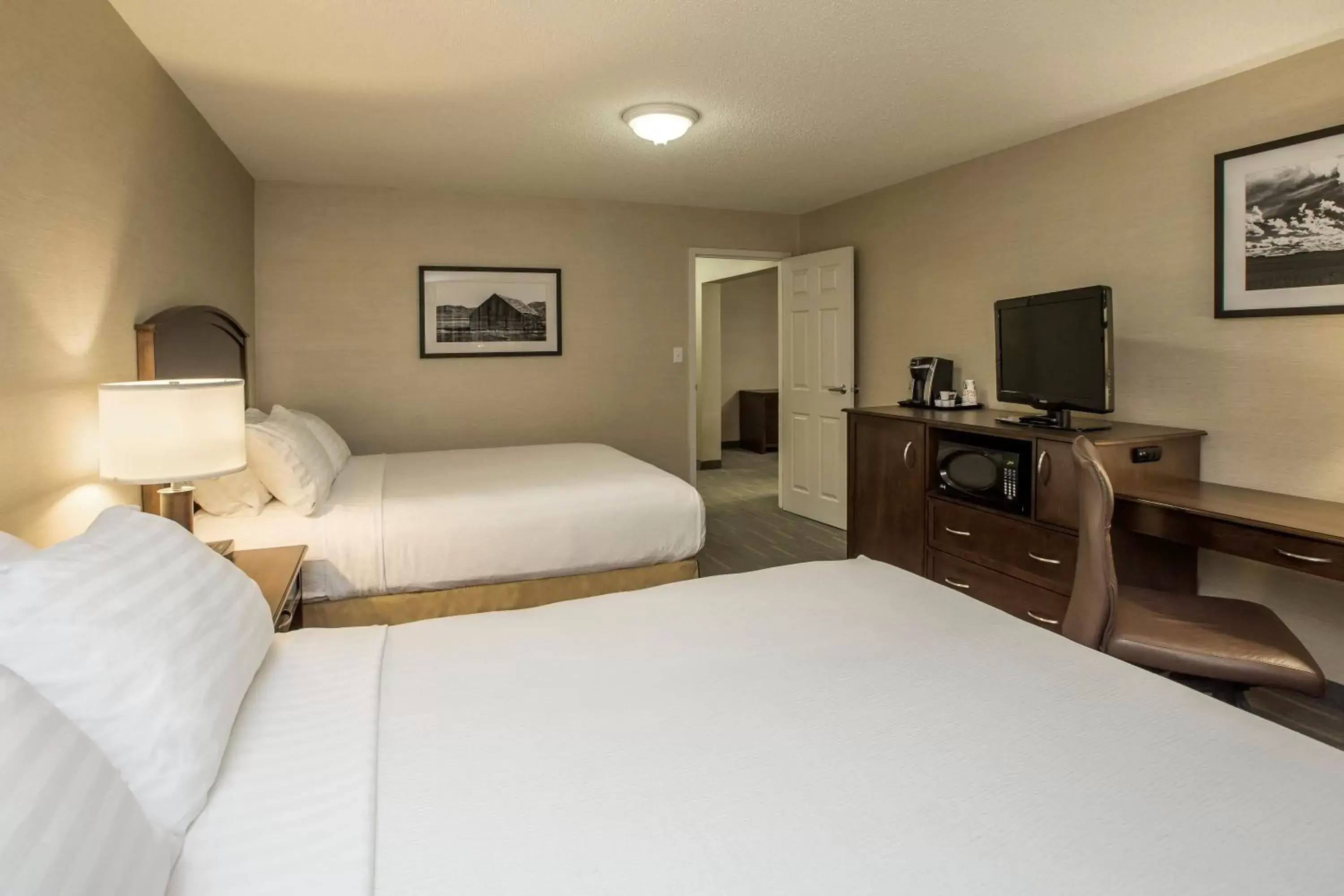 Photo of the whole room, Bed in Holiday Inn Lethbridge, an IHG Hotel