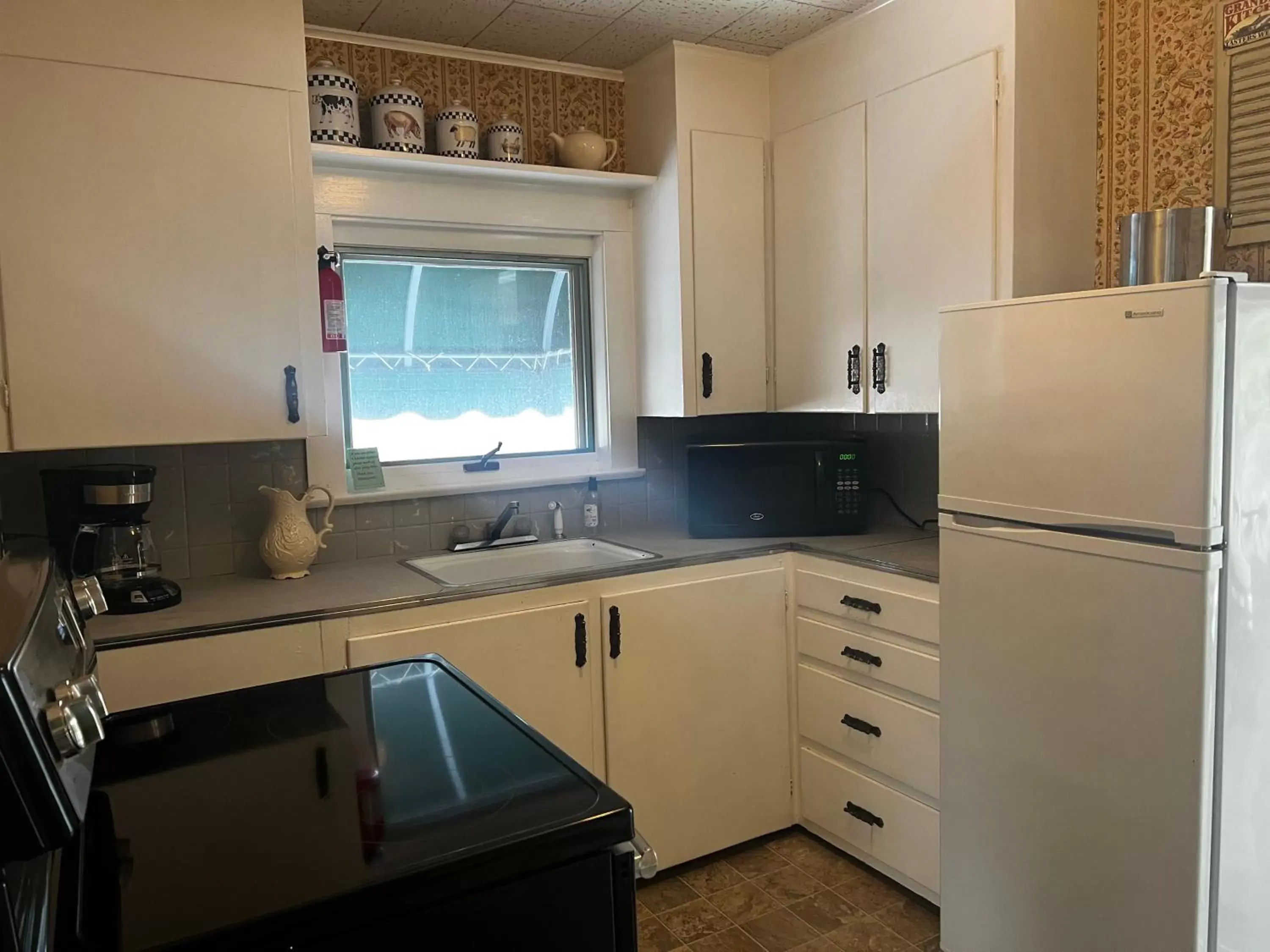 kitchen, Kitchen/Kitchenette in Claddagh Motel & Suites