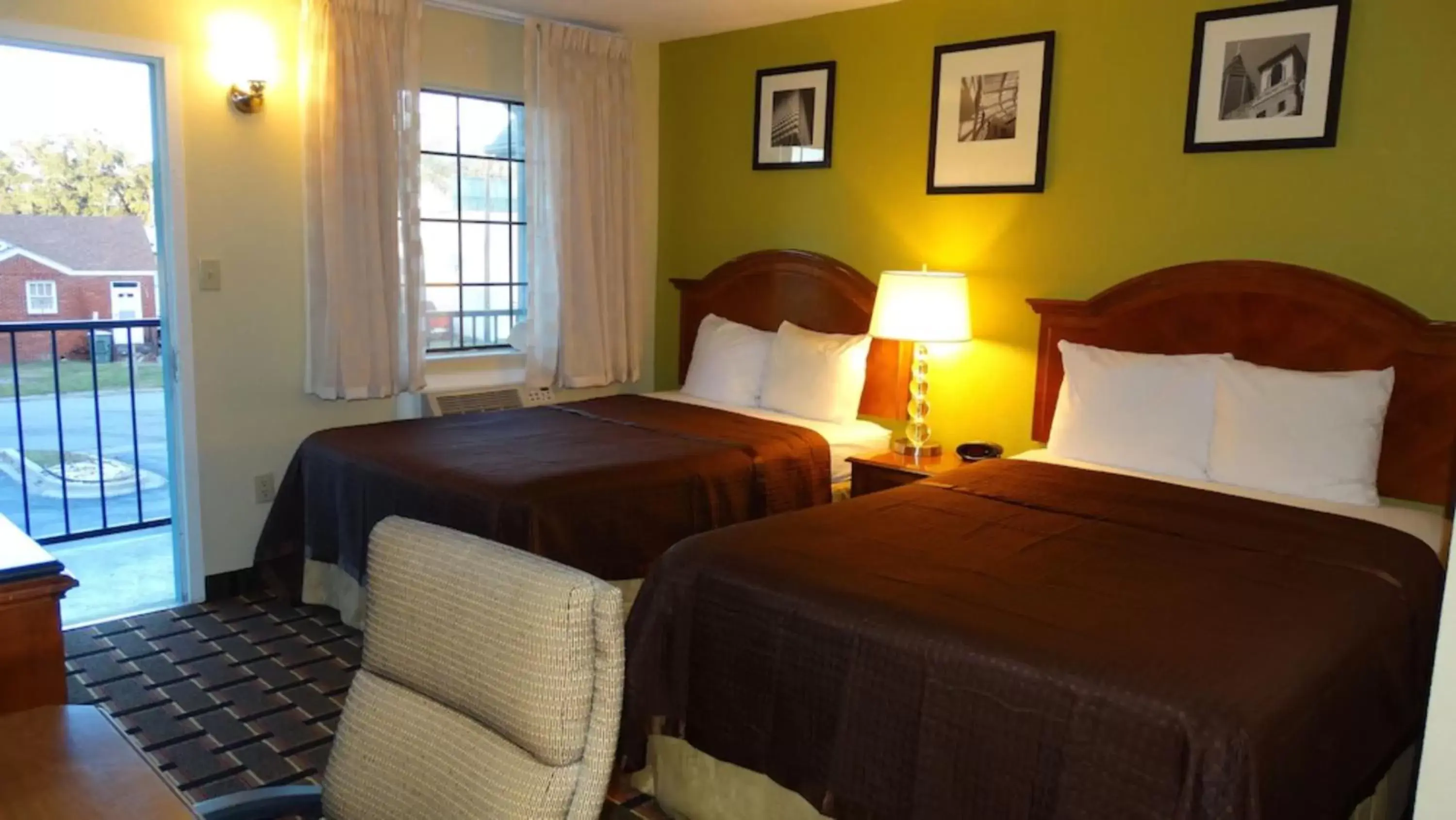 Bedroom, Bed in Savannah Garden Hotel