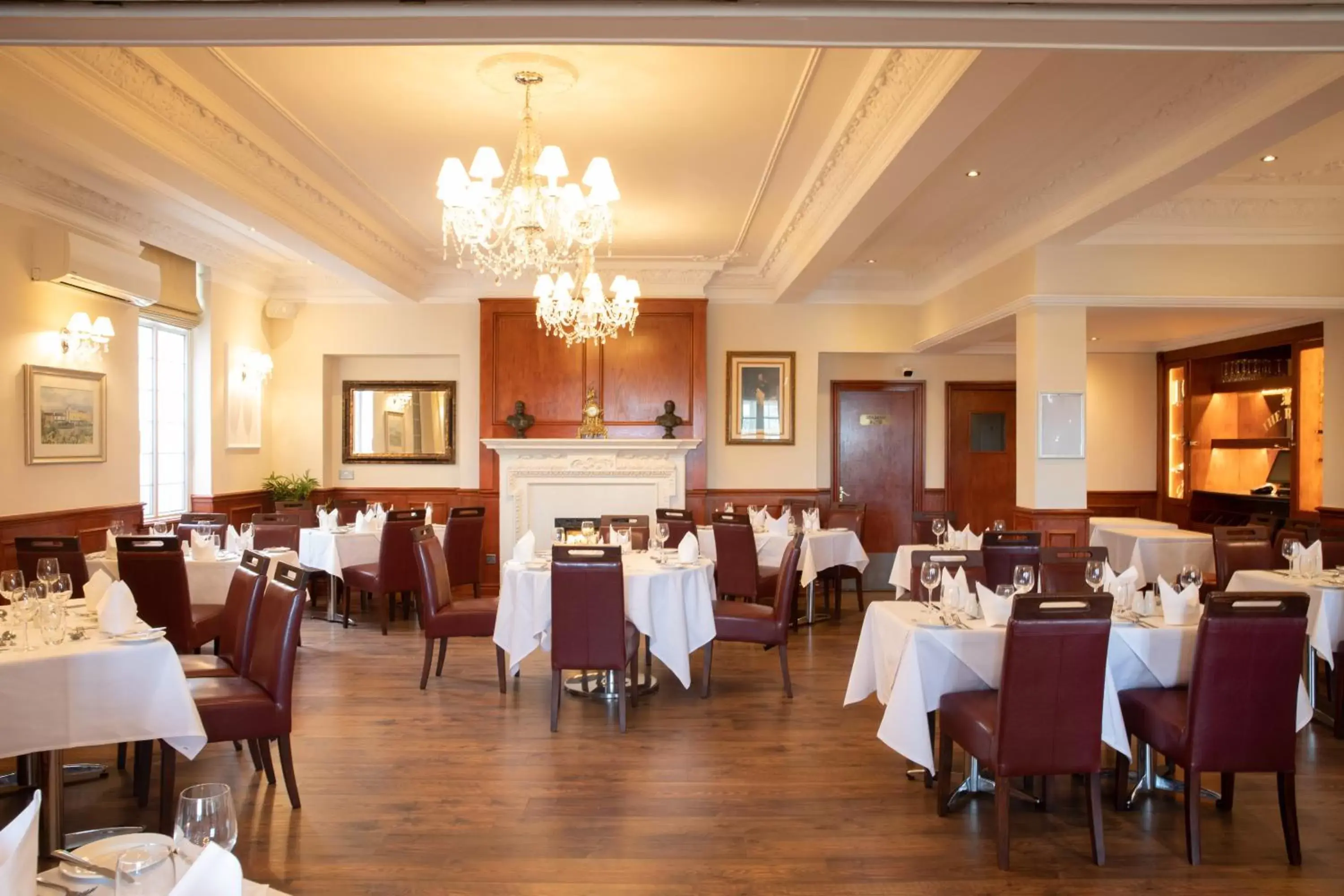 Restaurant/Places to Eat in The Royal Hotel