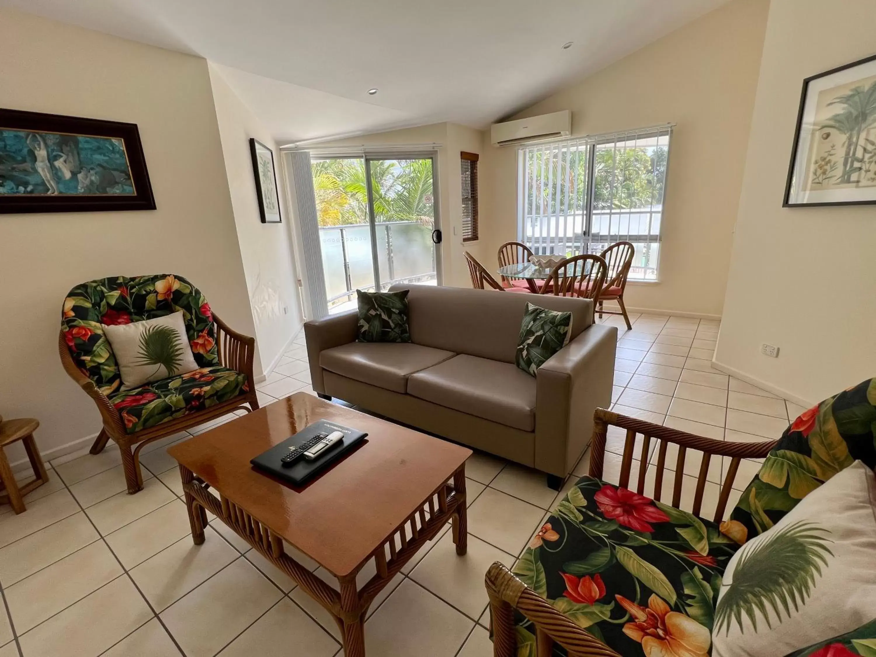 Living room, Seating Area in The Byron Beachcomber