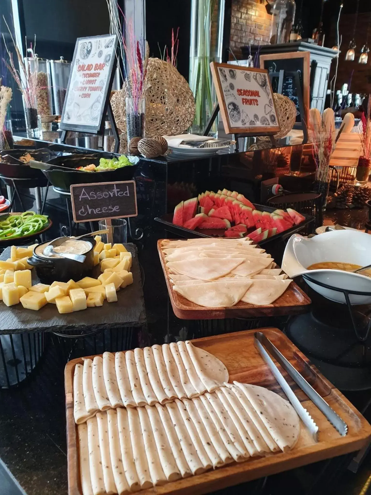 Food and drinks in SKYVIEW Hotel Bangkok - Em District