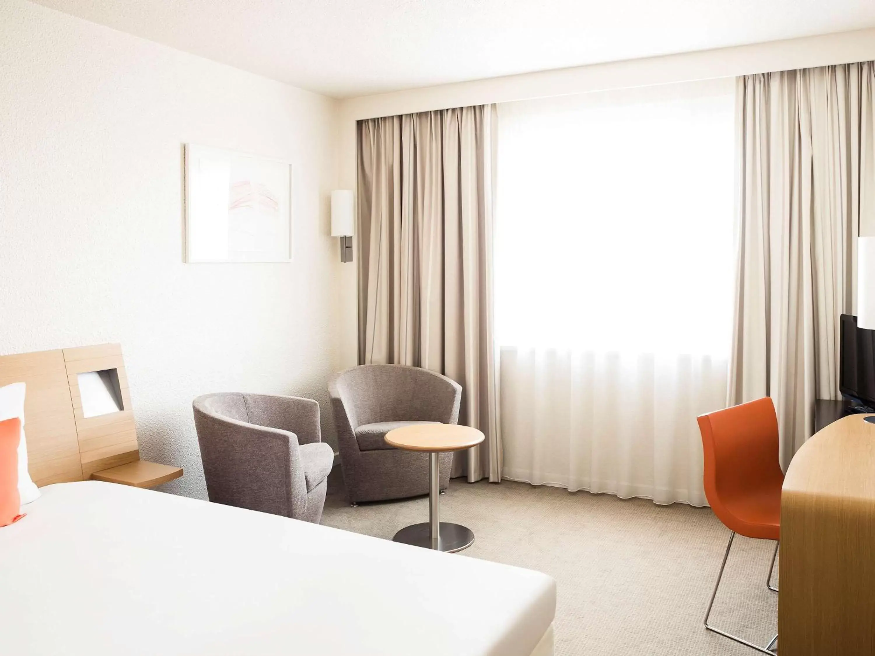 Photo of the whole room, Seating Area in Novotel Toulouse Purpan Aéroport