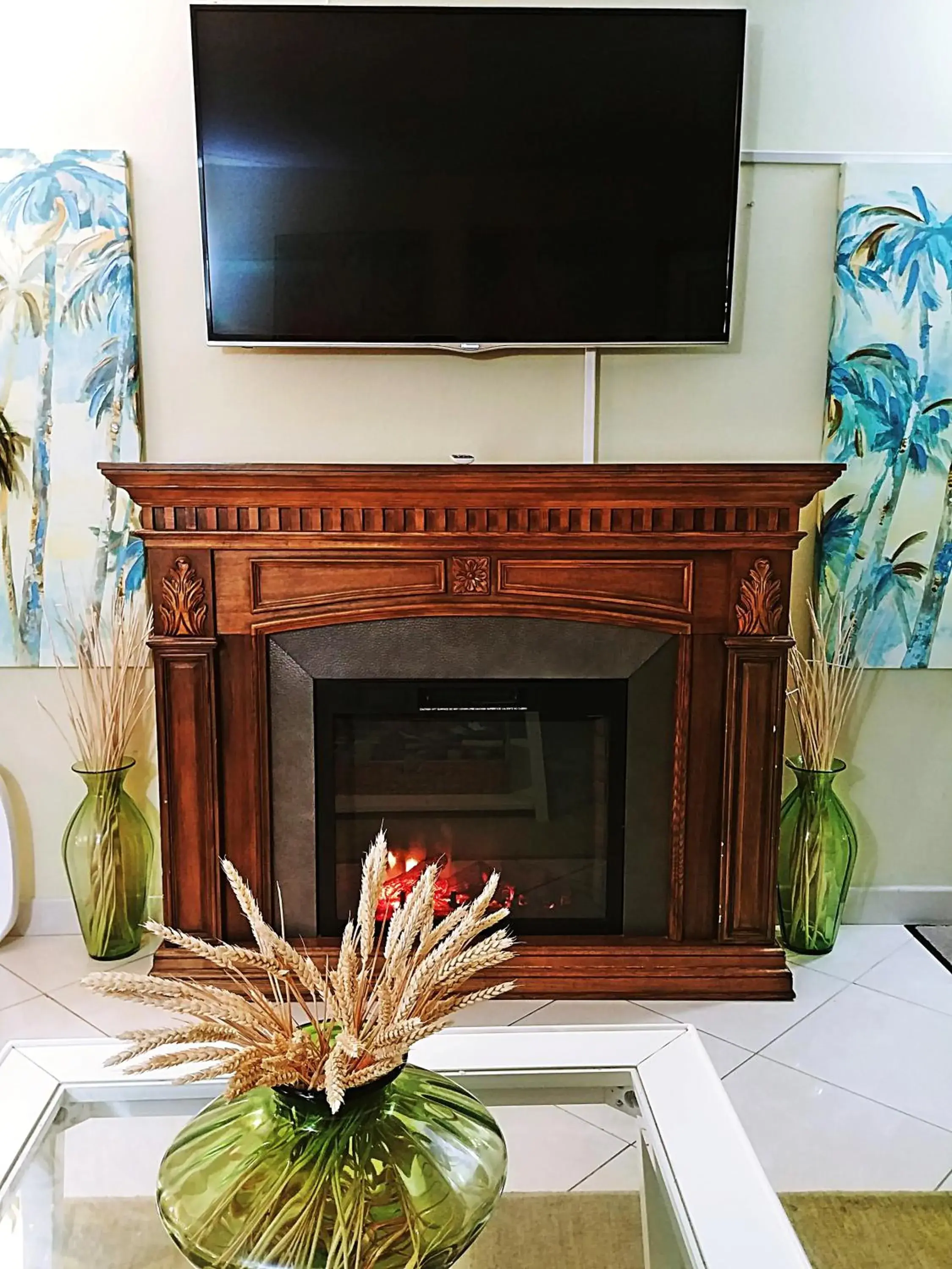 Communal lounge/ TV room, TV/Entertainment Center in Emerald Shores Hotel - Daytona Beach