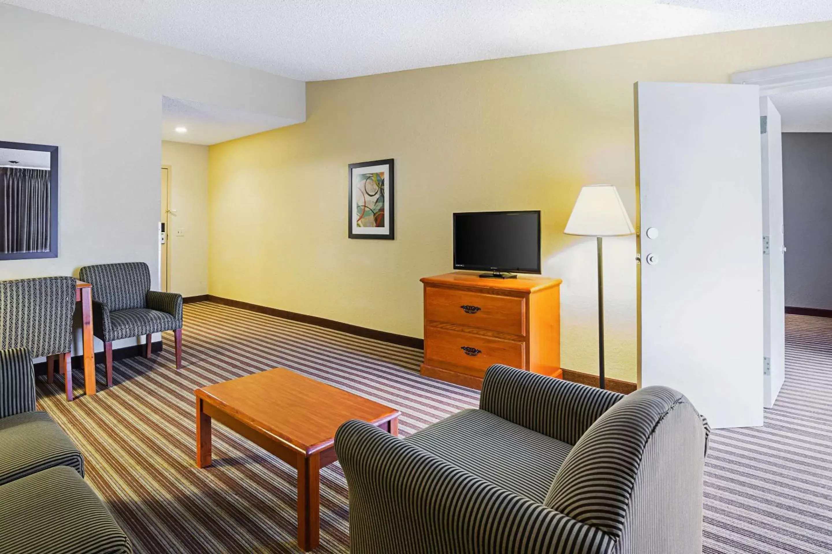 Photo of the whole room, Seating Area in Quality Inn & Suites NRG Park - Medical Center