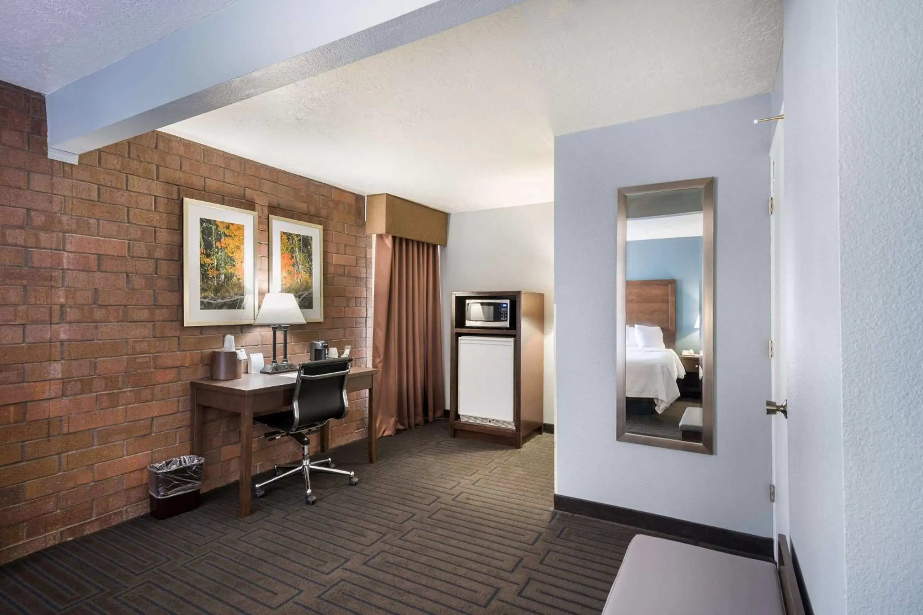 Bedroom, TV/Entertainment Center in Best Western Pocatello Inn