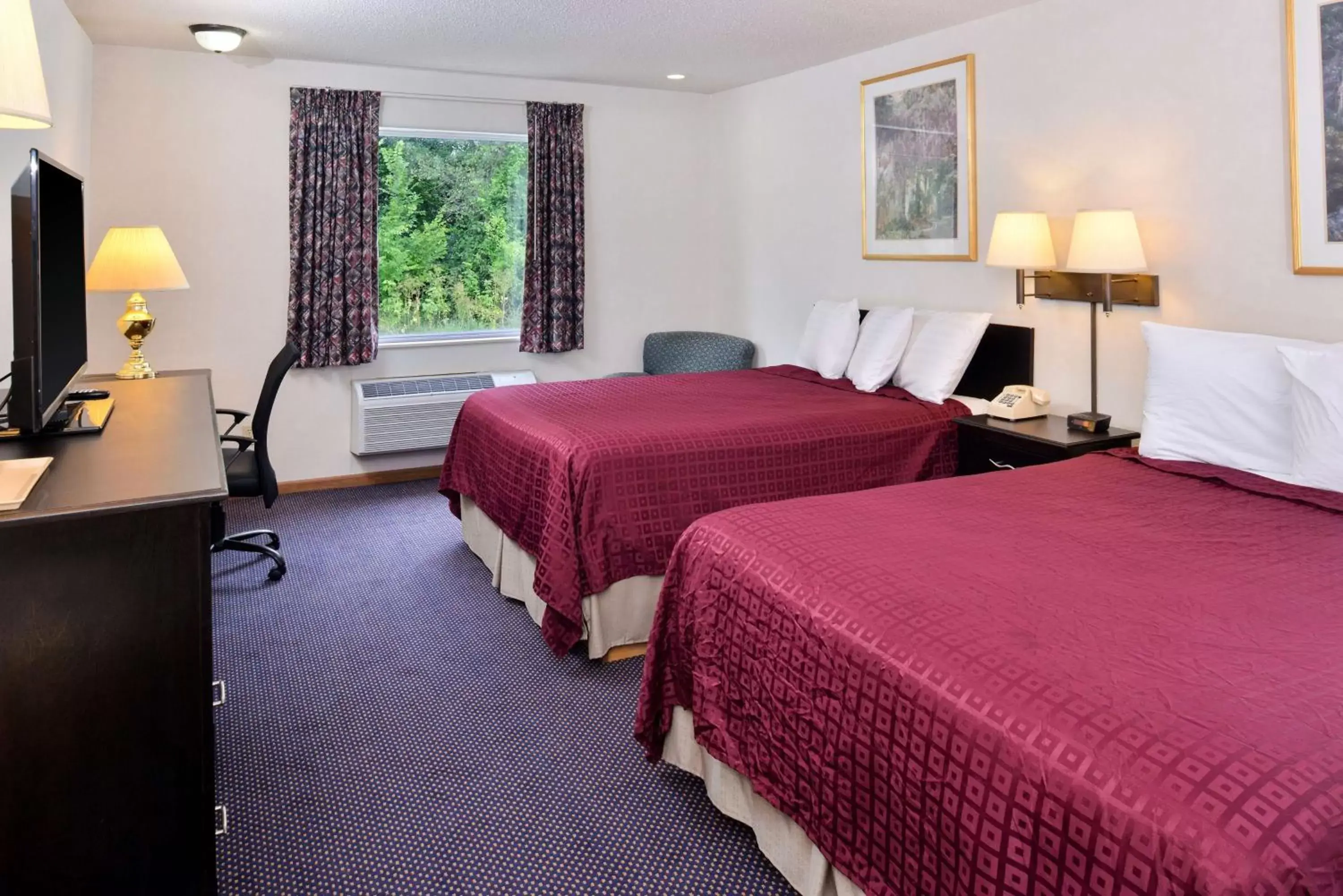 Bedroom, Bed in Americas Best Value Inn Knob Noster