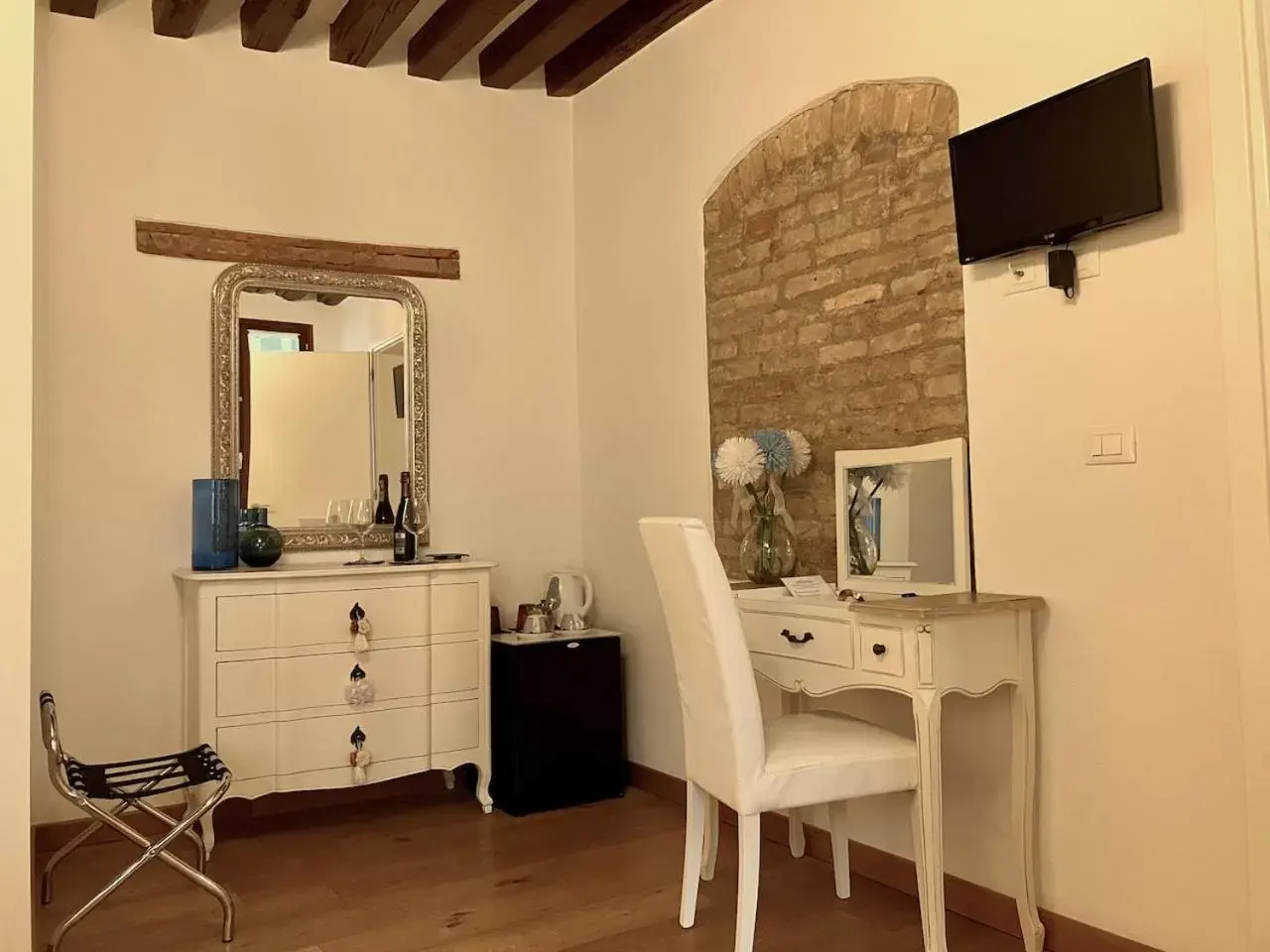 Bedroom, TV/Entertainment Center in Residenza Corte Antica