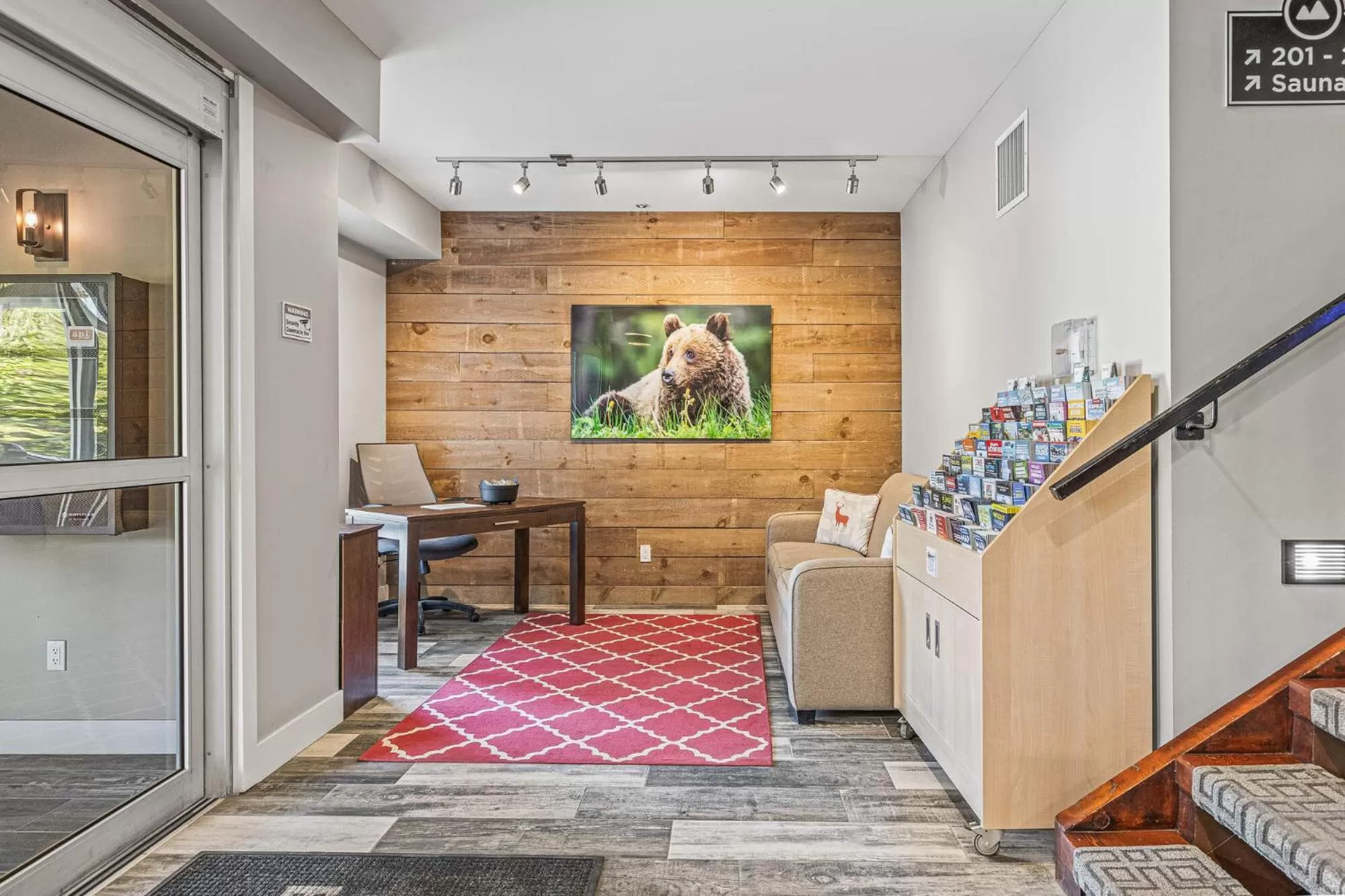 Lobby or reception in Basecamp Lodge Canmore