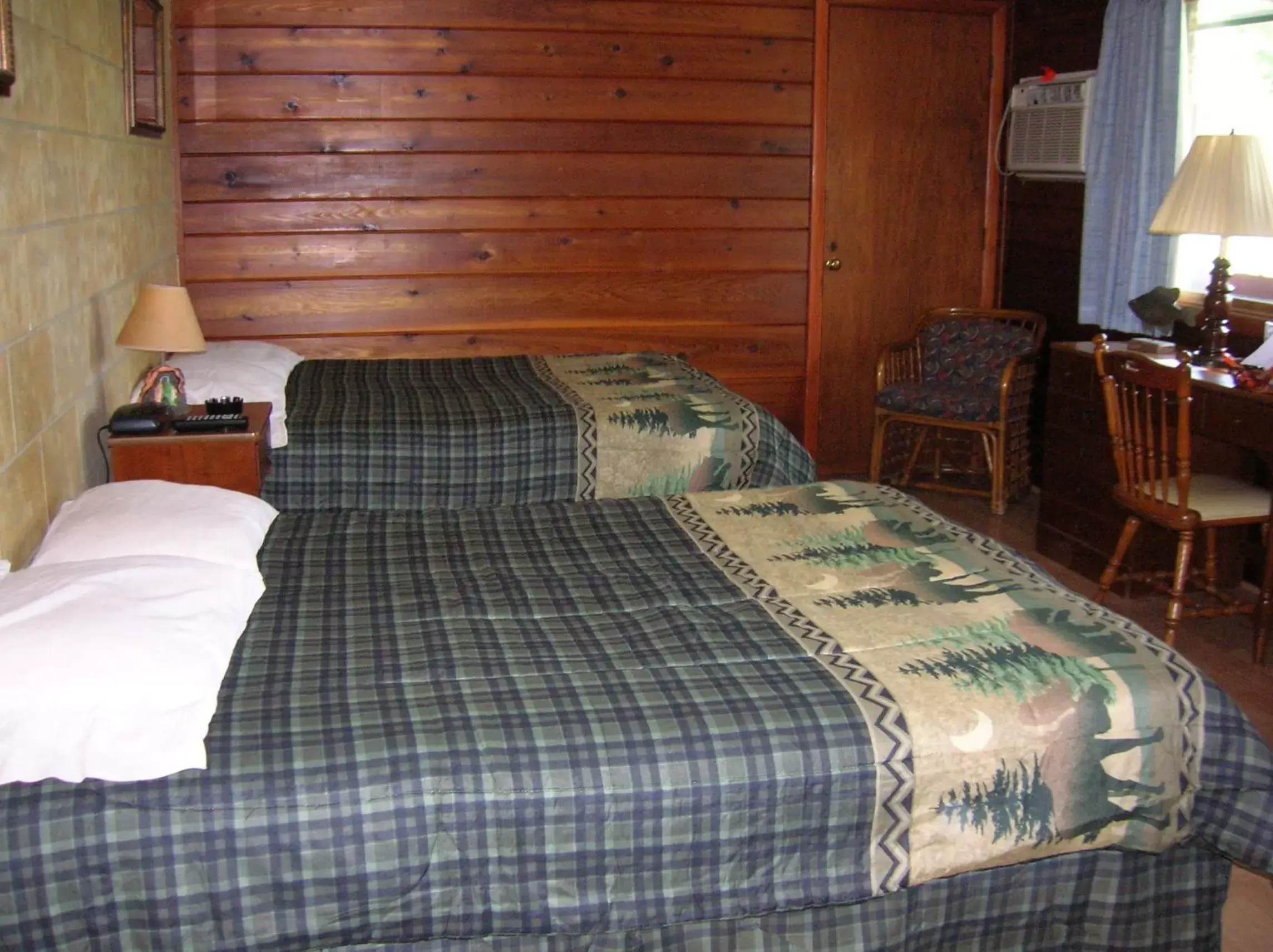 Photo of the whole room, Bed in Chateau Lodge