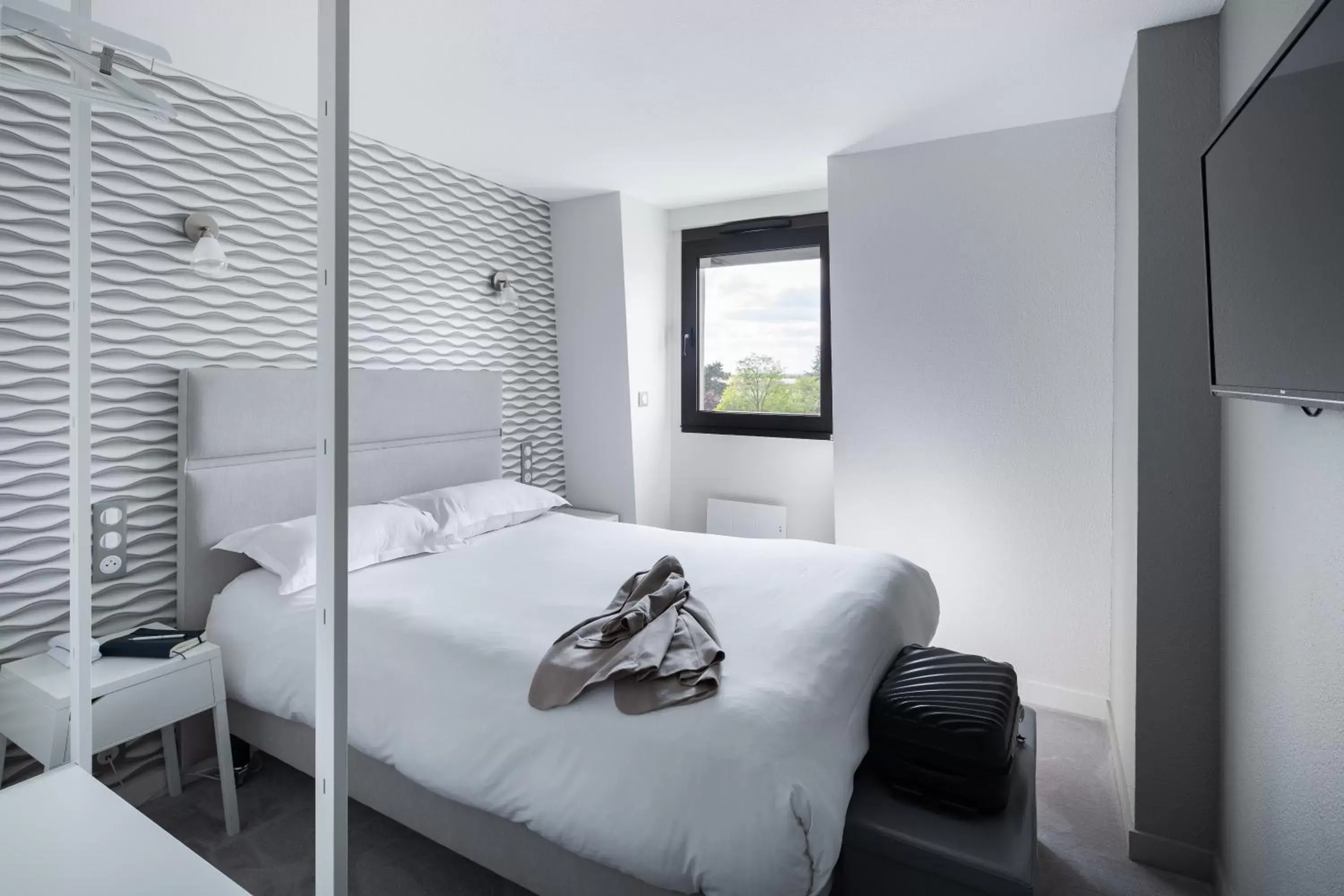 Bedroom, Bed in Hotel l'Ortega Rennes Aeroport