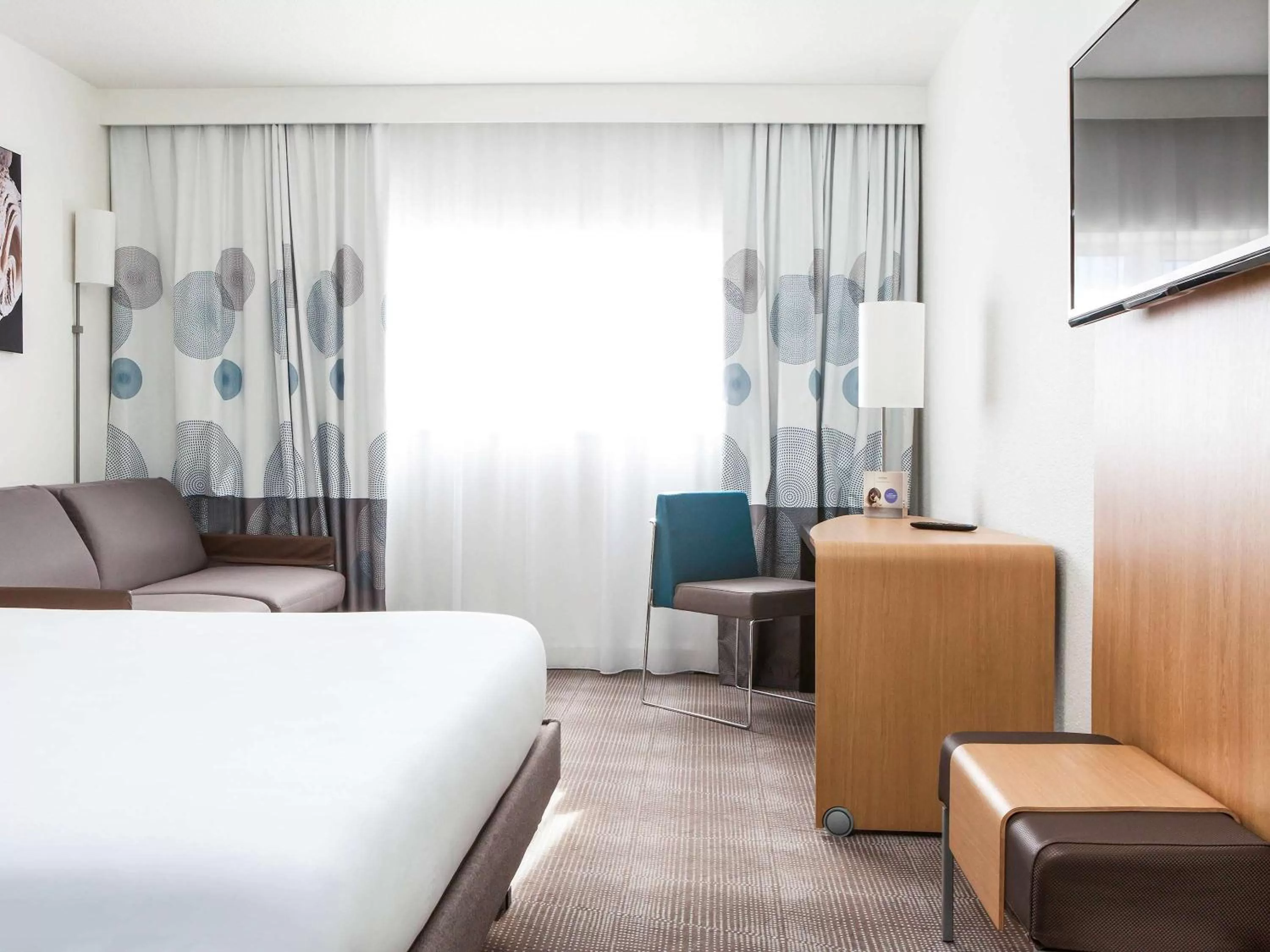 Superior Queen Room with Two Sofas in Novotel Saint-Quentin en Yvelines