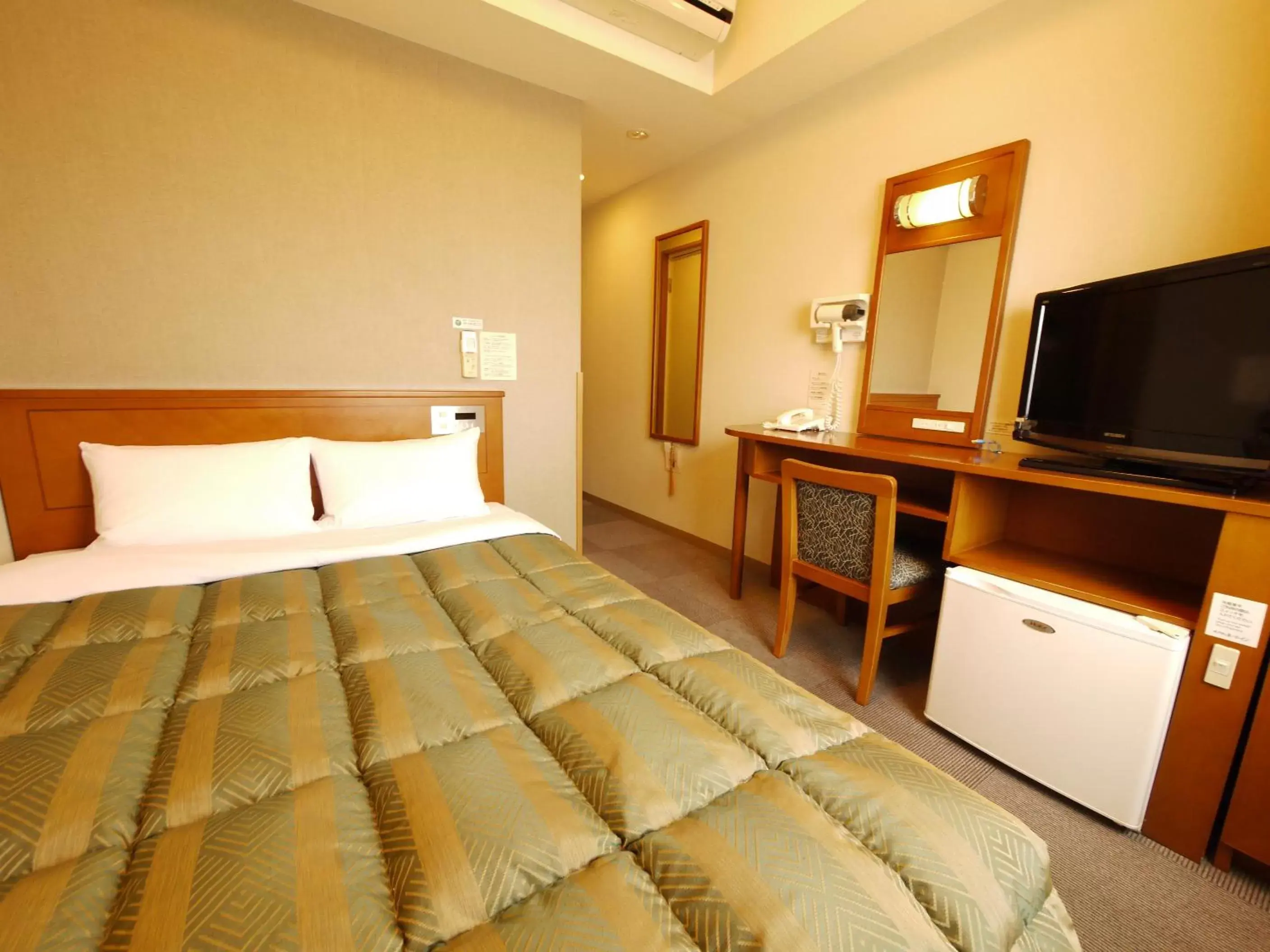 Bed in Hotel Route-Inn Honjo Ekiminami