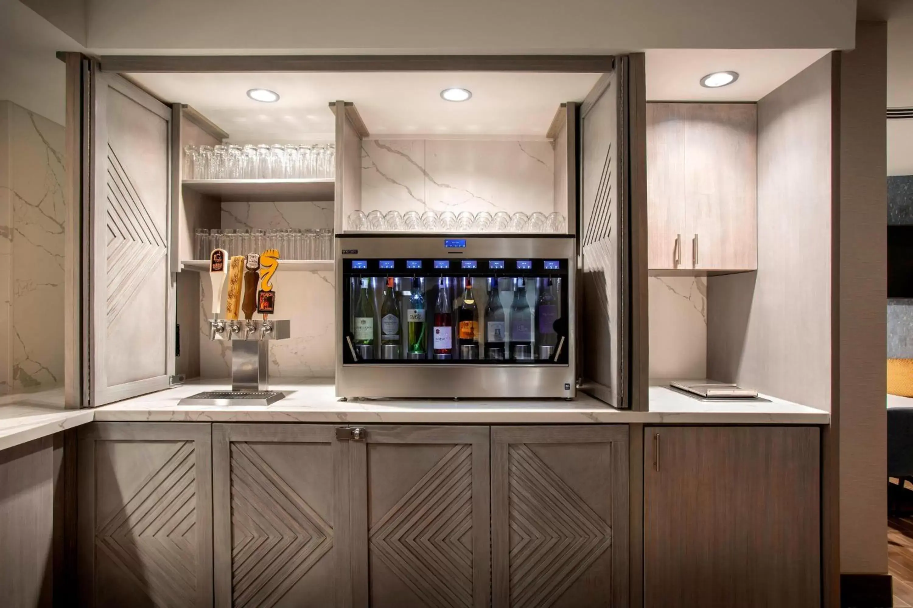 Lounge or bar, Kitchen/Kitchenette in Winston-Salem Marriott