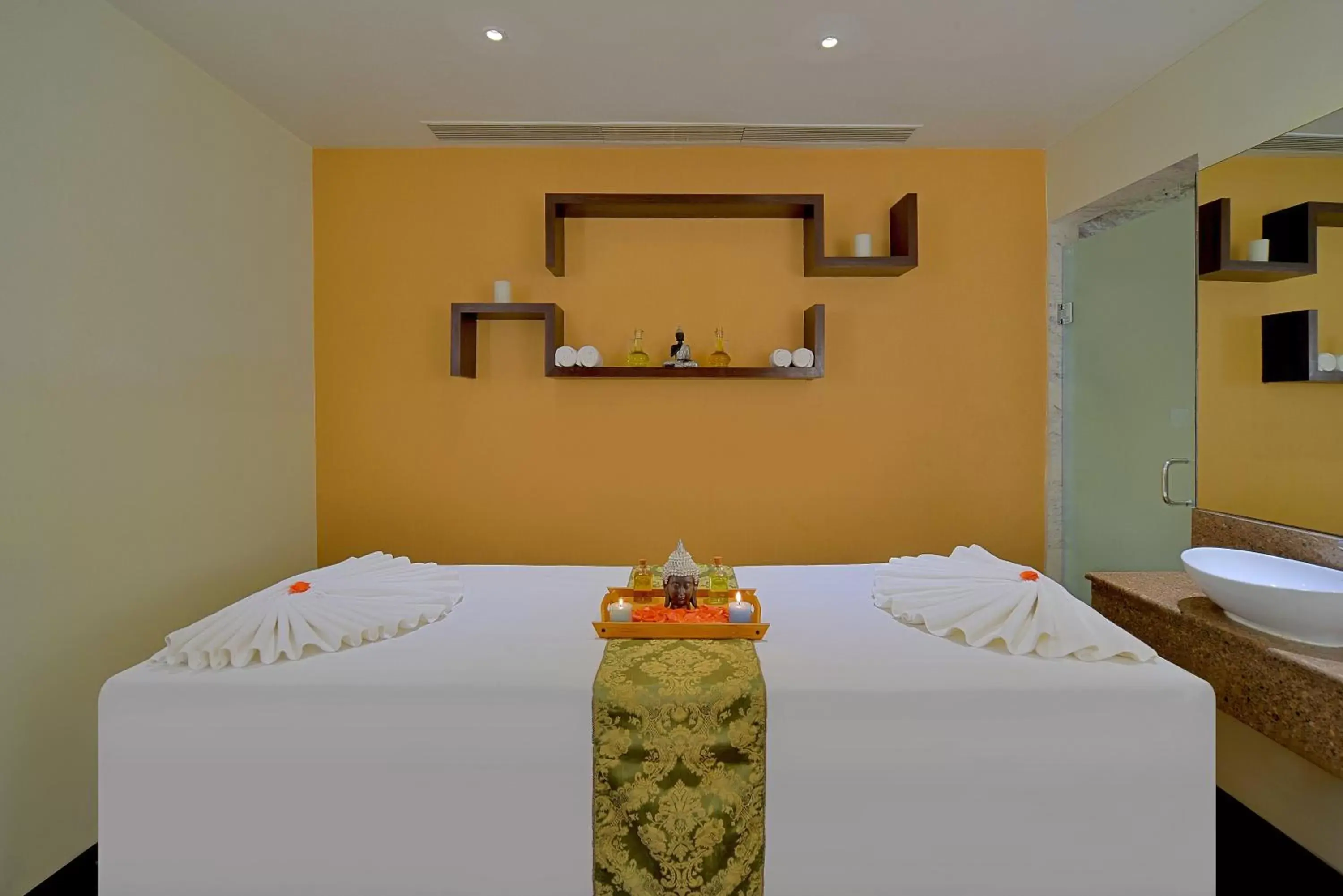 Spa and wellness centre/facilities, Bed in Radisson Hotel Agra