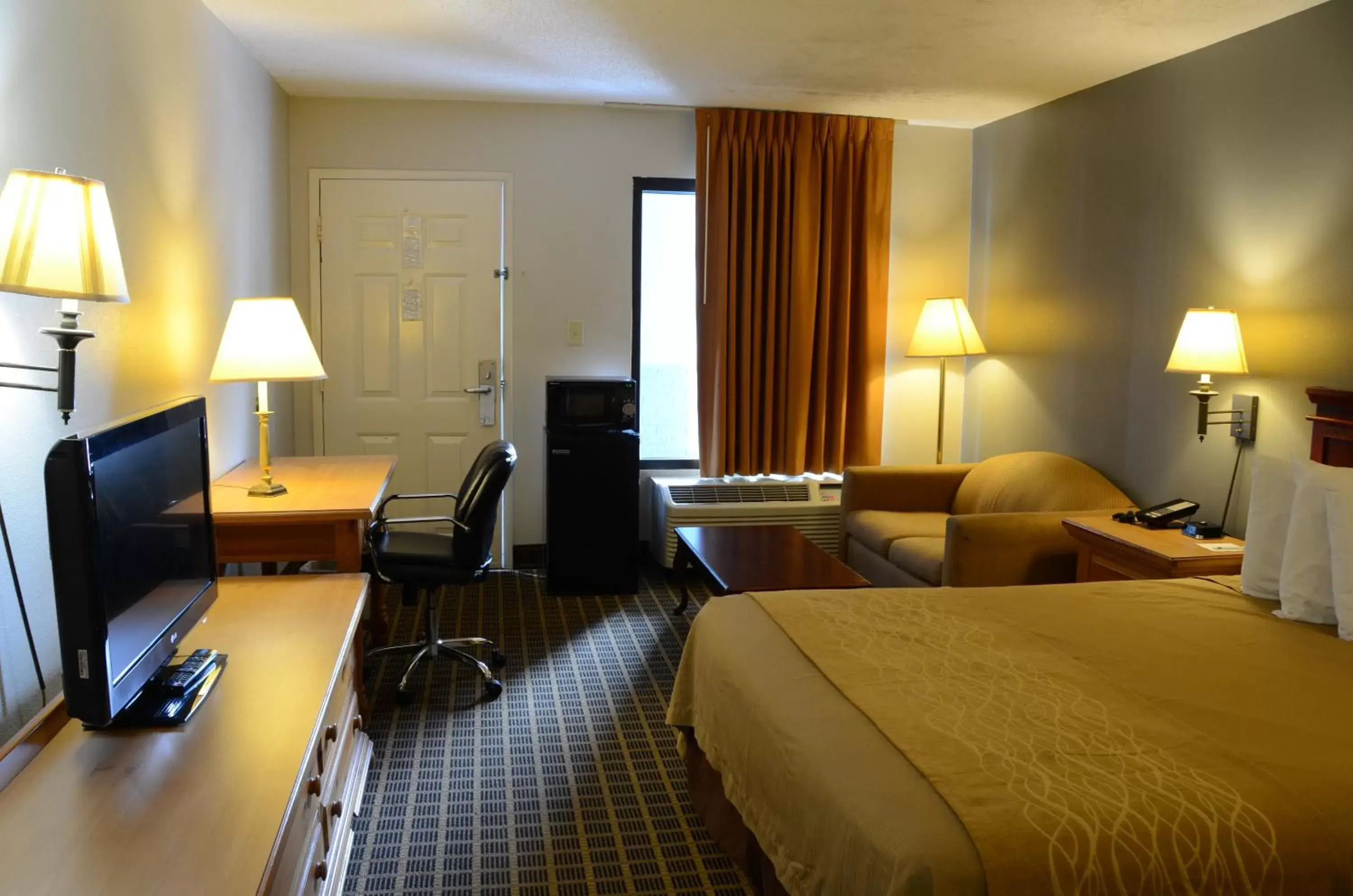 Standard Queen Room in Clarksville Inn Standard Queen Room in Clarksville Inn