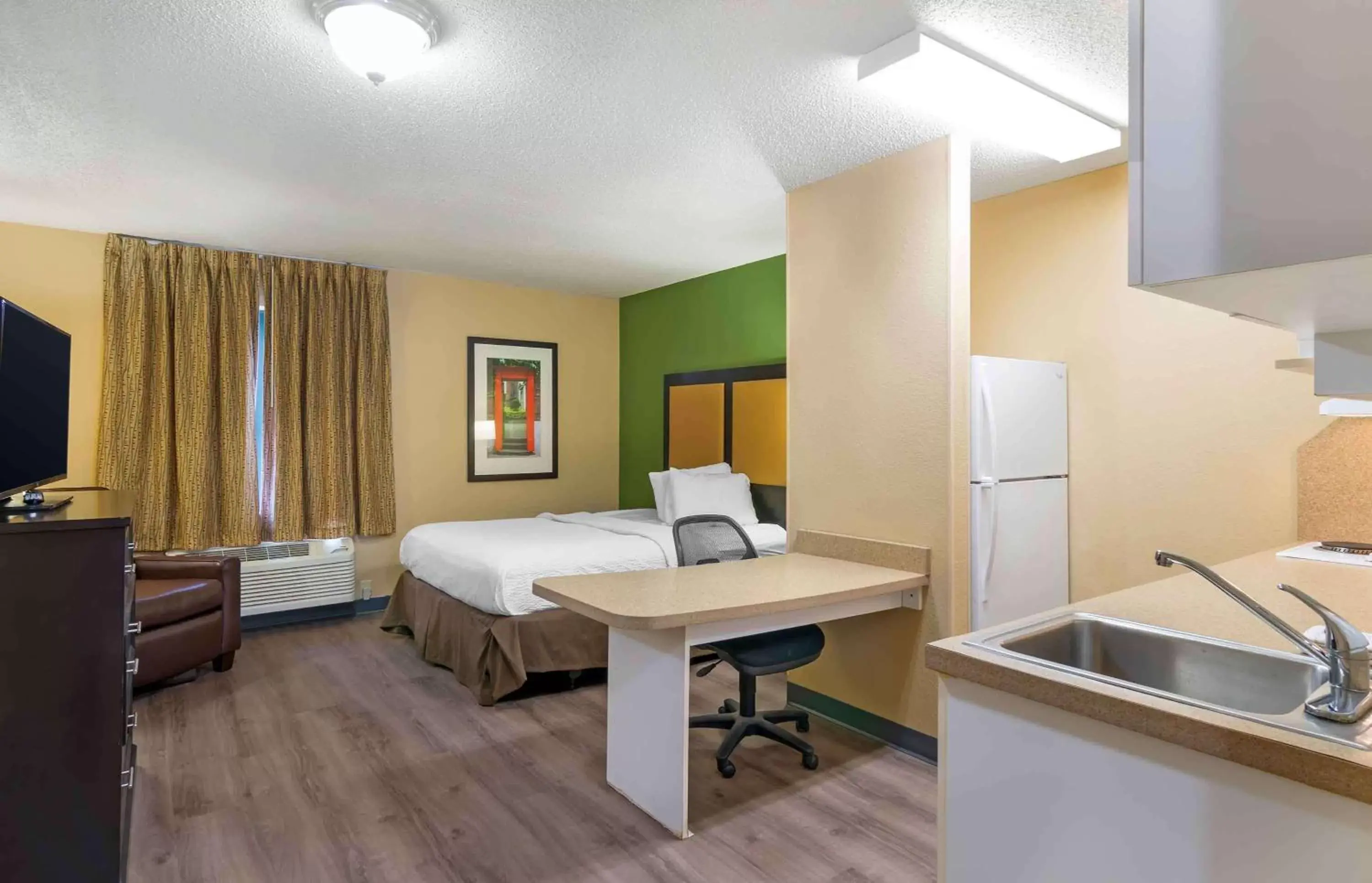 Bedroom in Extended Stay America Suites - Kansas City - Airport