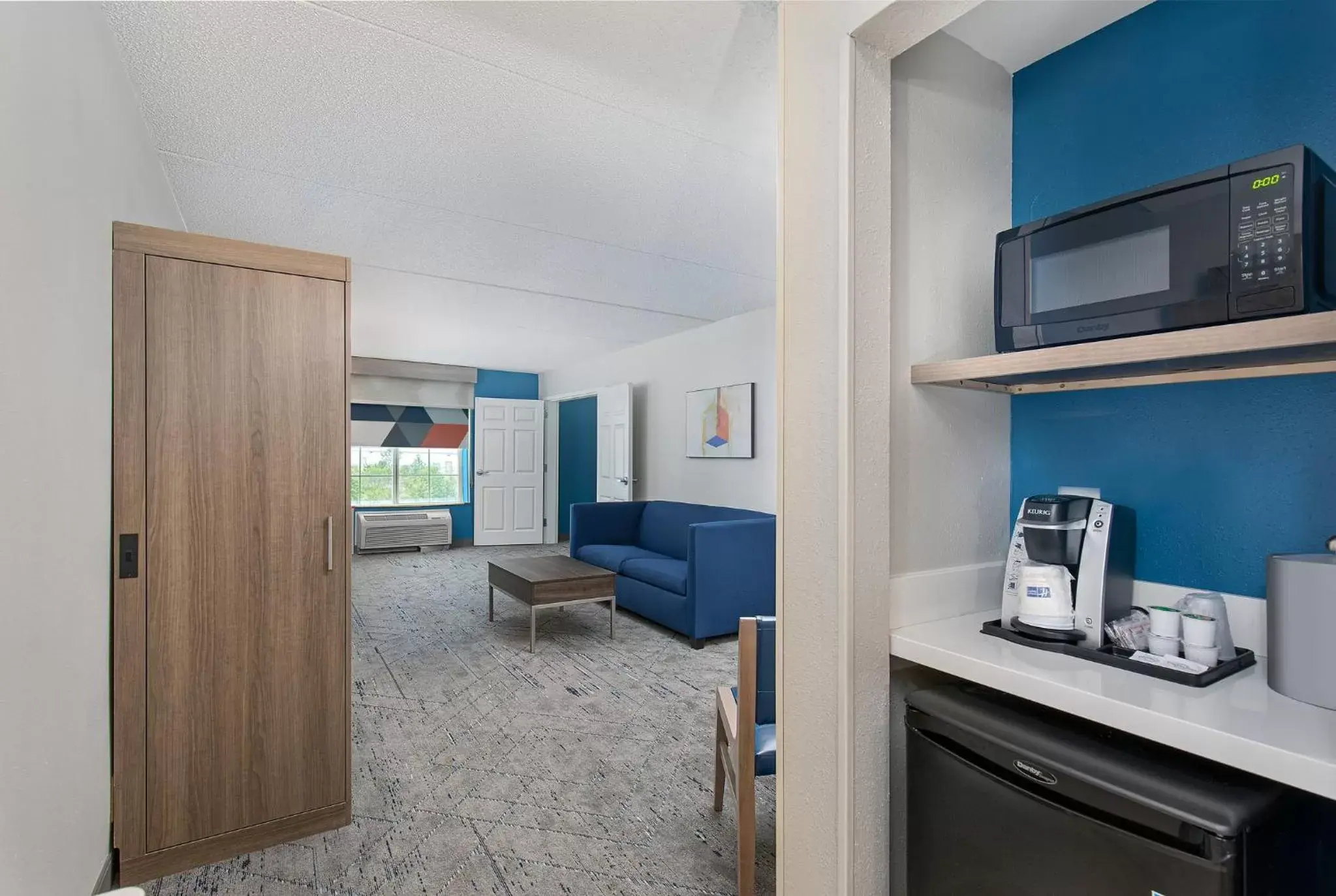 Photo of the whole room, Kitchen/Kitchenette in Holiday Inn Express & Suites Columbus at Northlake, an IHG Hotel