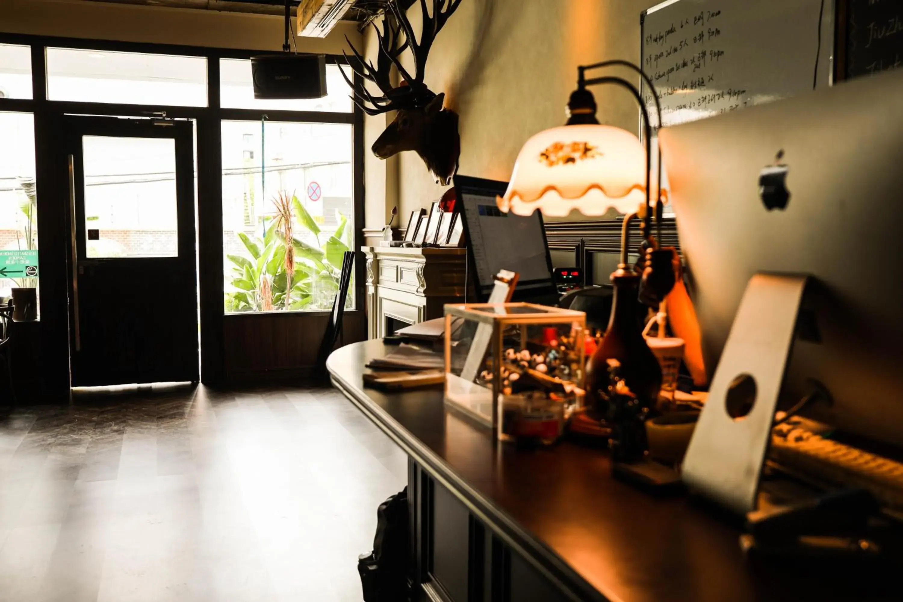 Lobby or reception in SONDERIA Lazybones Hostel- Wenshu Temple Side, Chill Hostel with All-Day Brunch, Travel Agency in English & Local Bar Vibes Lobby or reception in SONDERIA Lazybones Hostel- Wenshu Temple Side, Chill Hostel with All-Day Brunch, Travel Agency in English & Local Bar Vibes