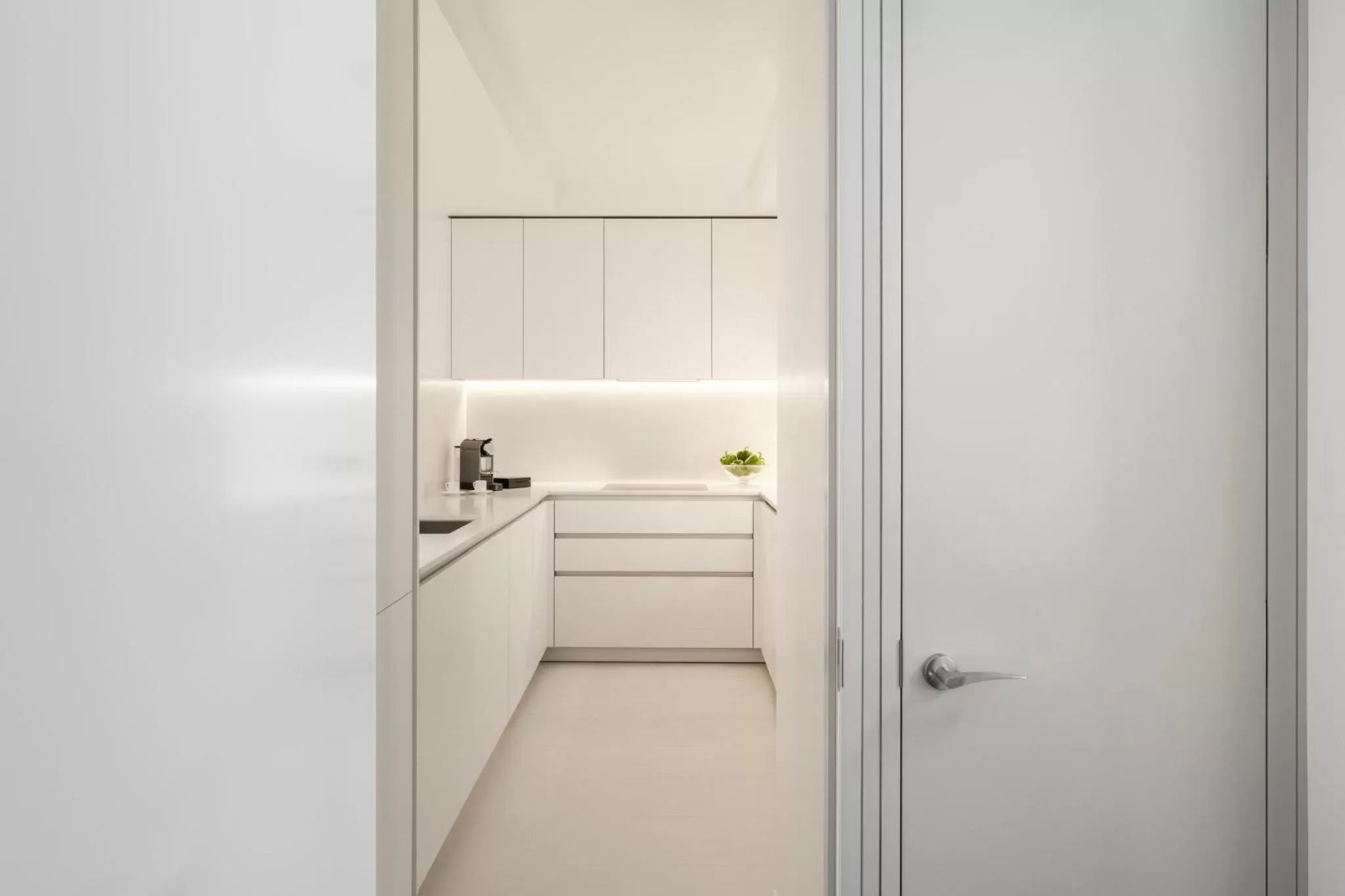 Photo of the whole room in COMO Metropolitan London