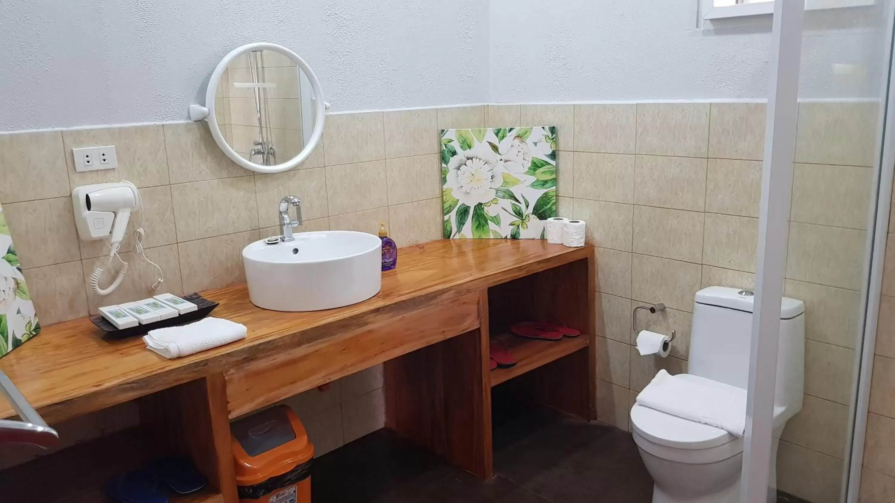 Bathroom in Scent of Green Papaya