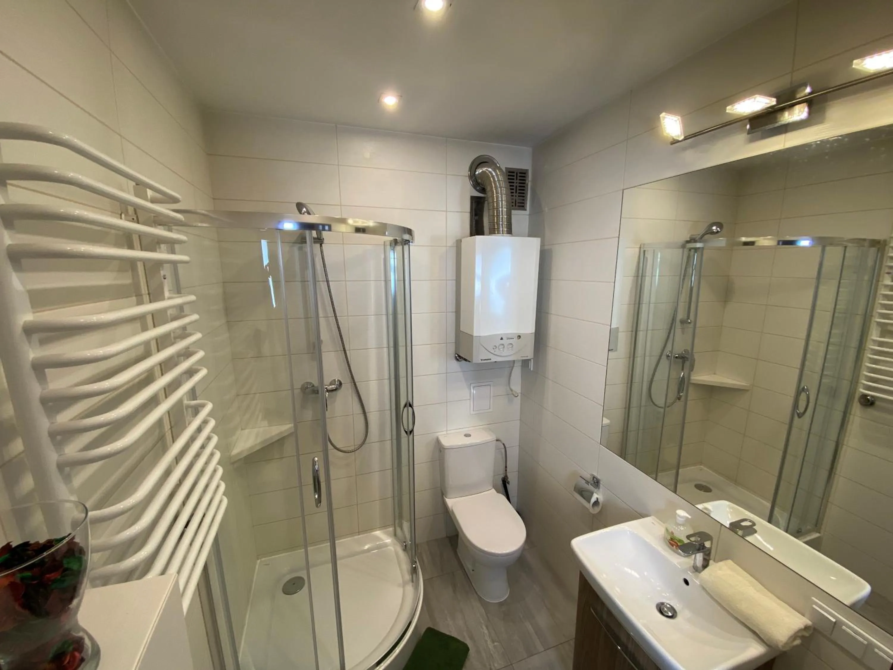 Shower in P&J Apartments Floriańska