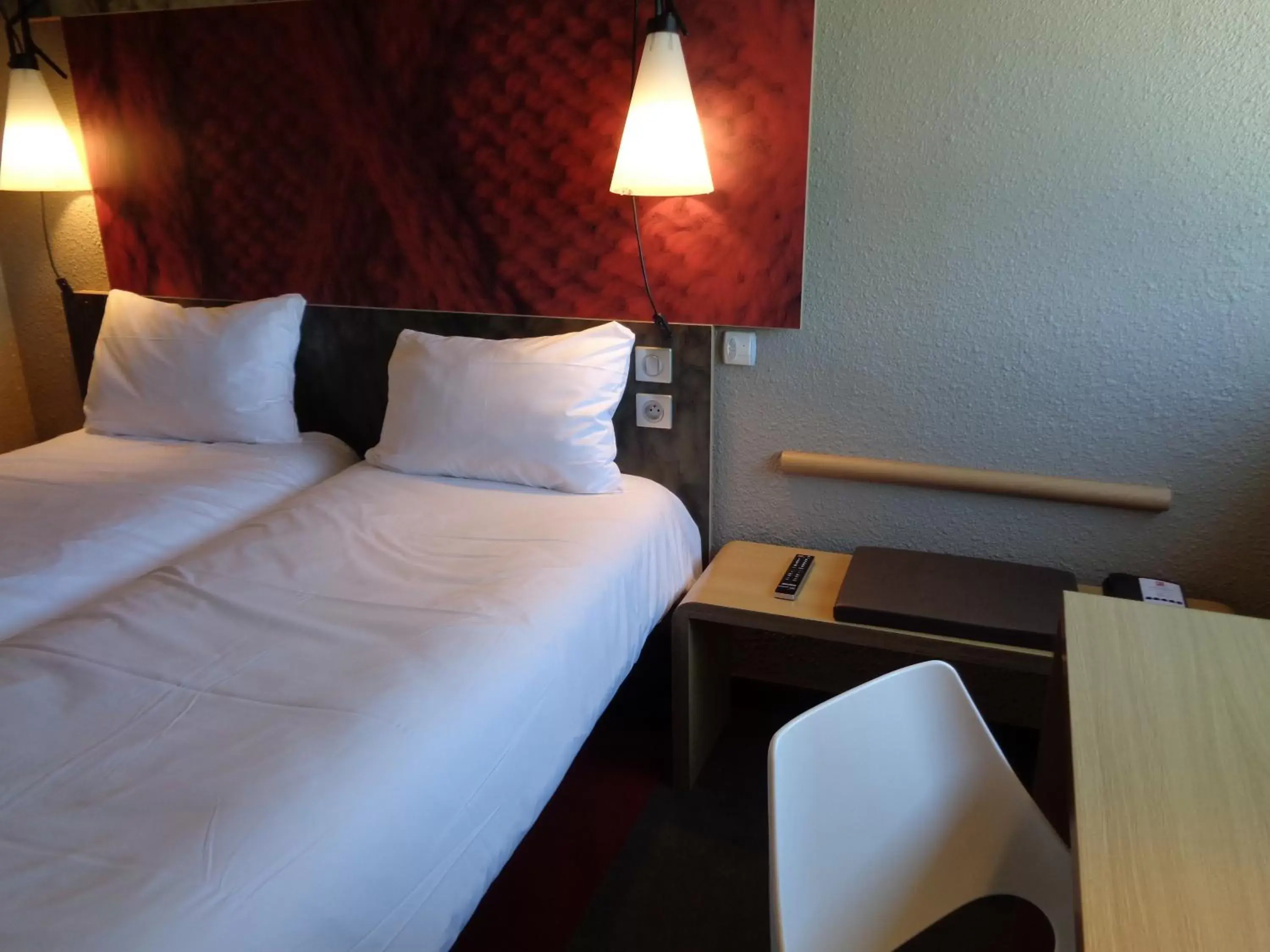 Standard Twin Room in ibis Valence Sud