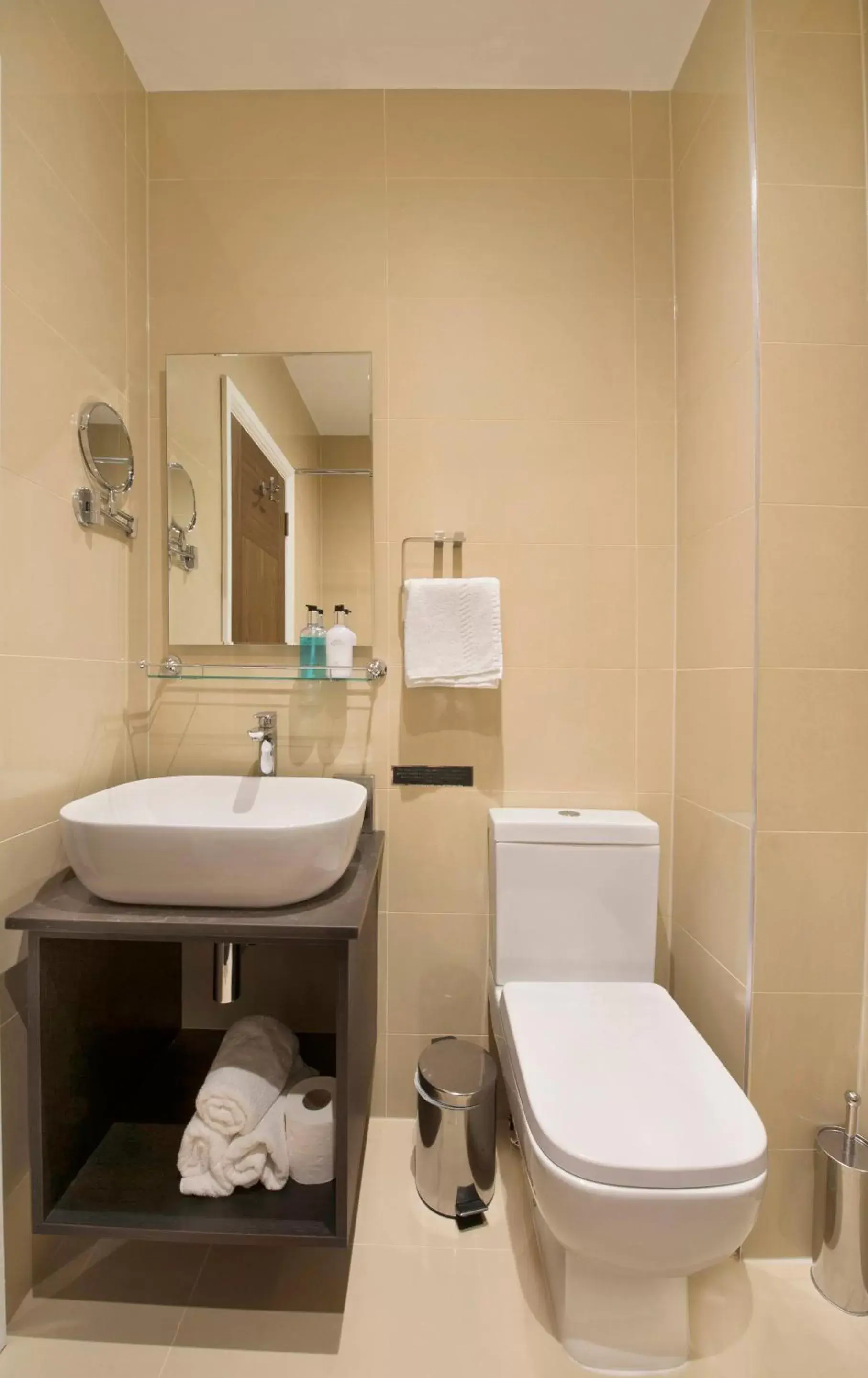 Bathroom in OYO Townhouse 30 Sussex Hotel, London Paddington