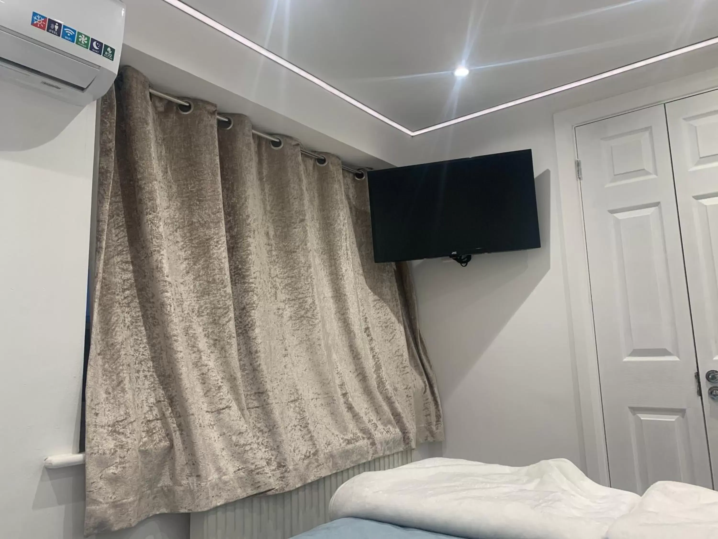 TV and multimedia, TV/Entertainment Center in Double Bedroom w Ensuite Bathroom Near Grand Union Canal for Family and Friends