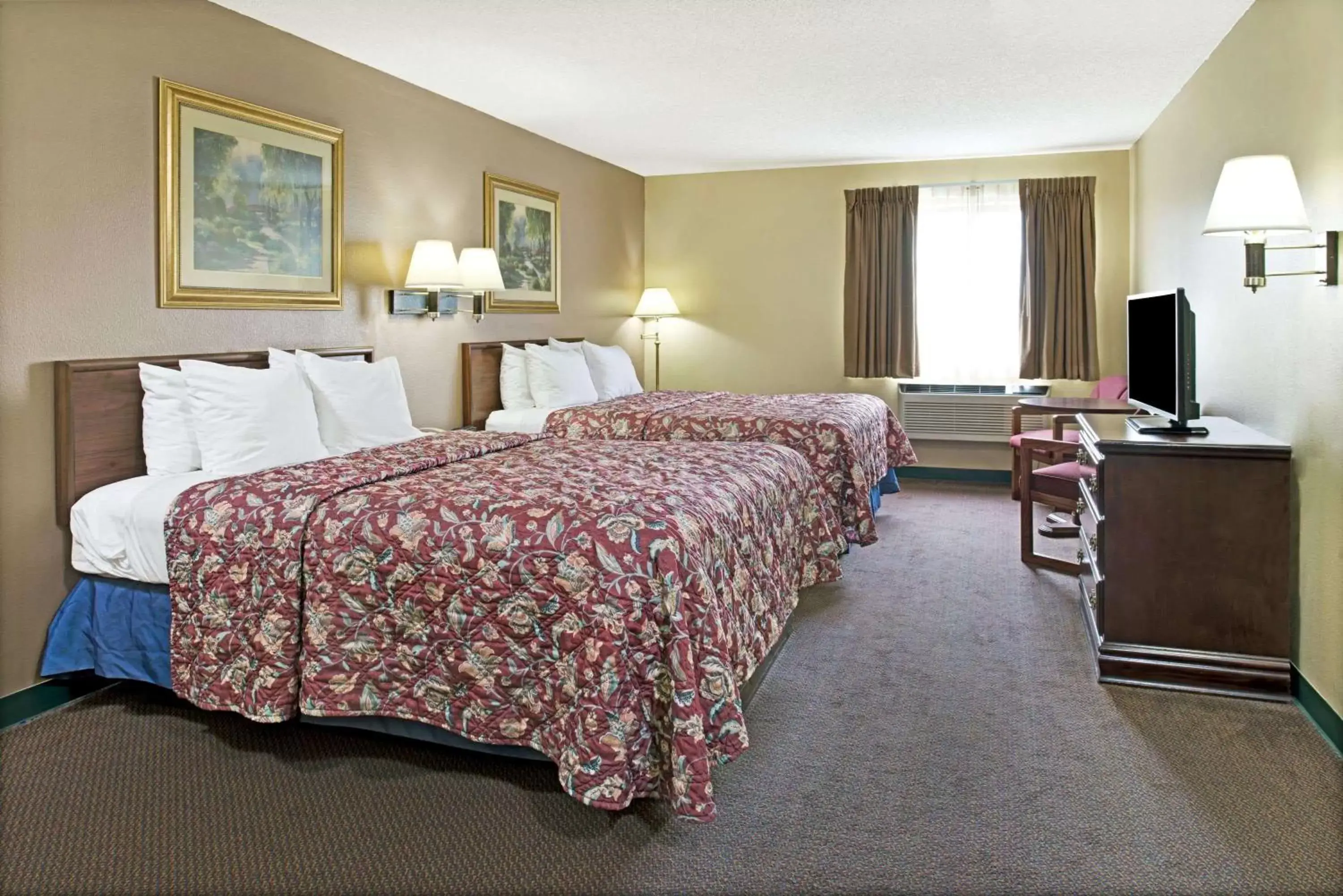 Photo of the whole room, Bed in Days Inn by Wyndham Collinsville St Louis