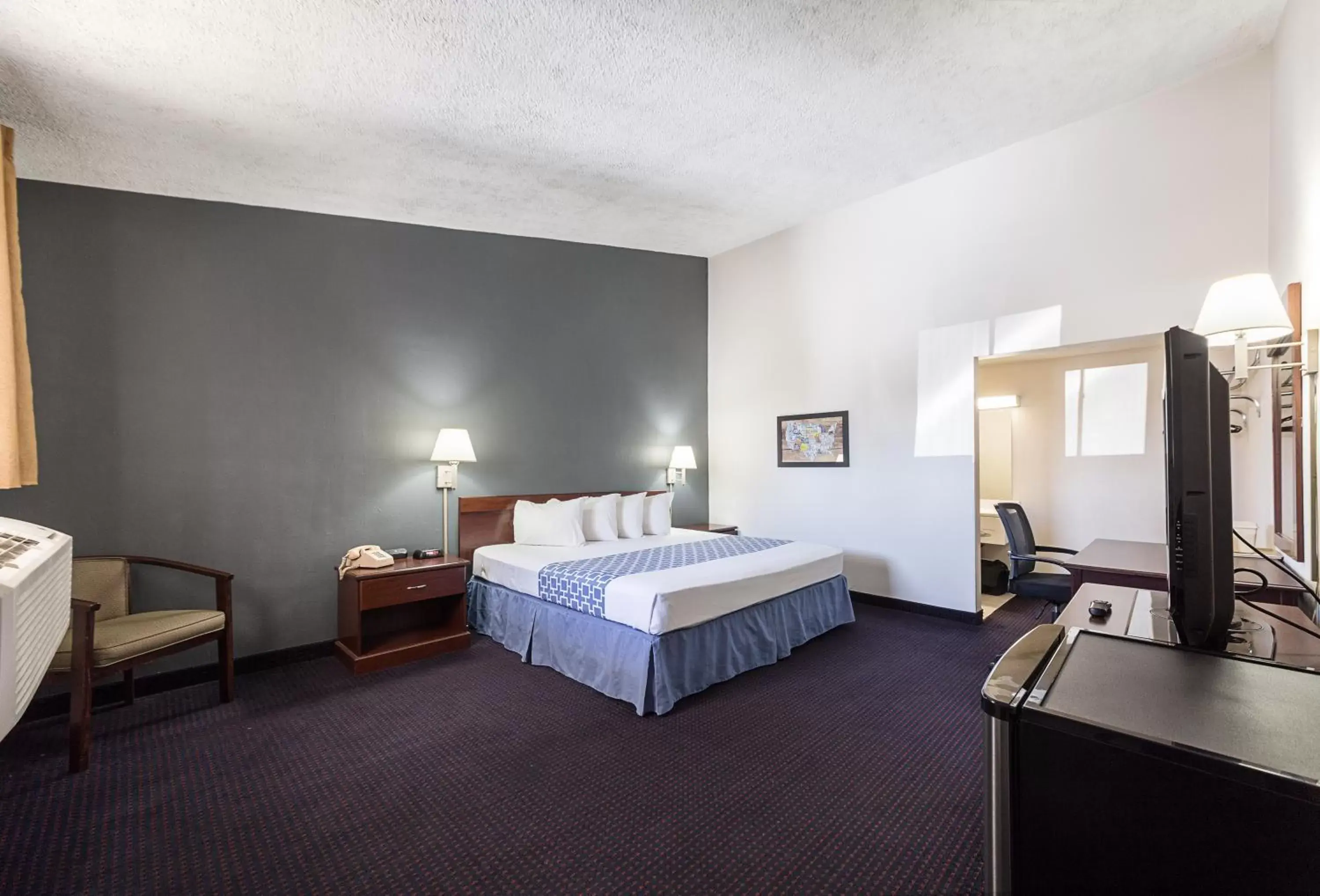 Photo of the whole room, Bed in Parkview Inn and Conference Center