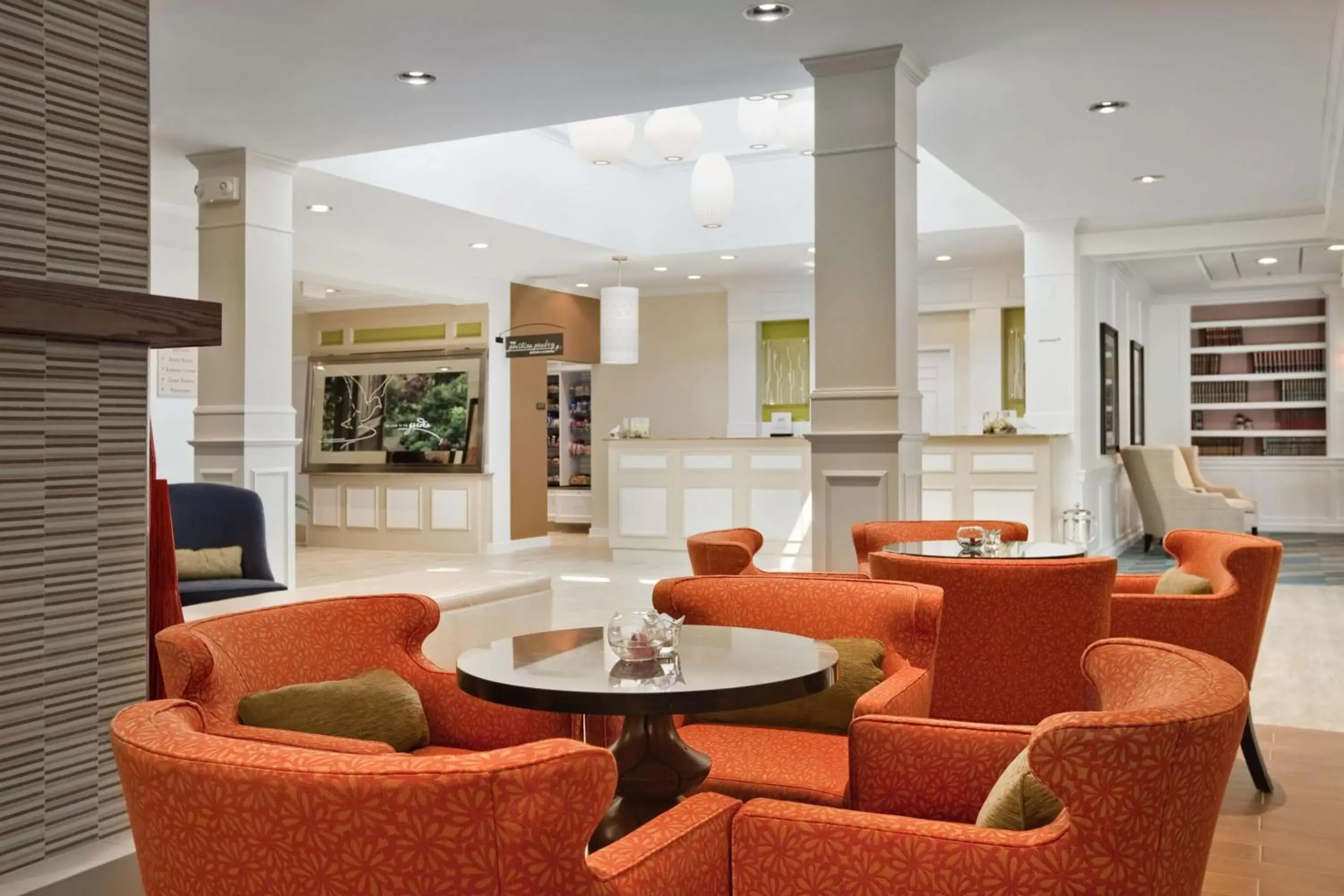 Lobby or reception, Lounge/Bar in Hilton Garden Inn Boston-Burlington