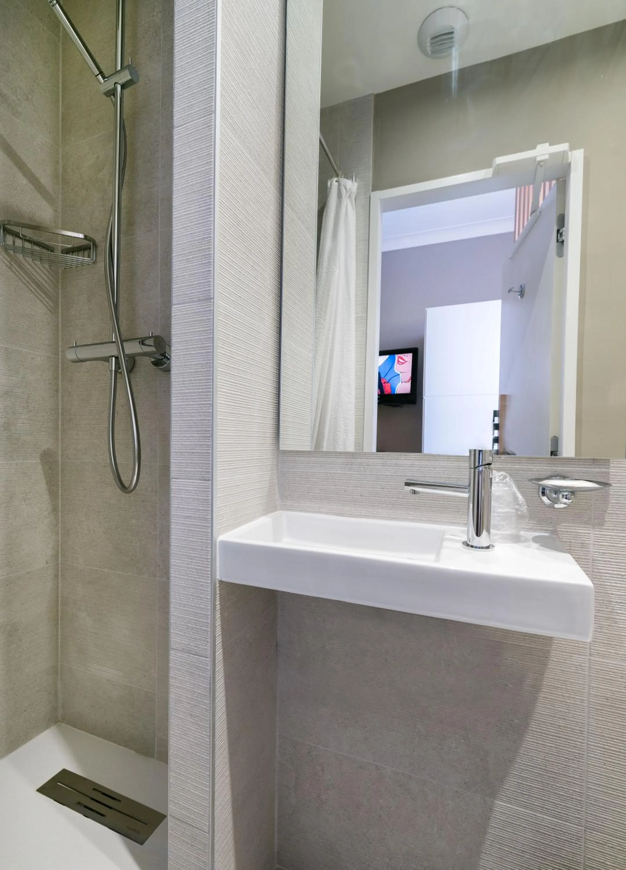 Shower in Hôtel La Villa Tosca