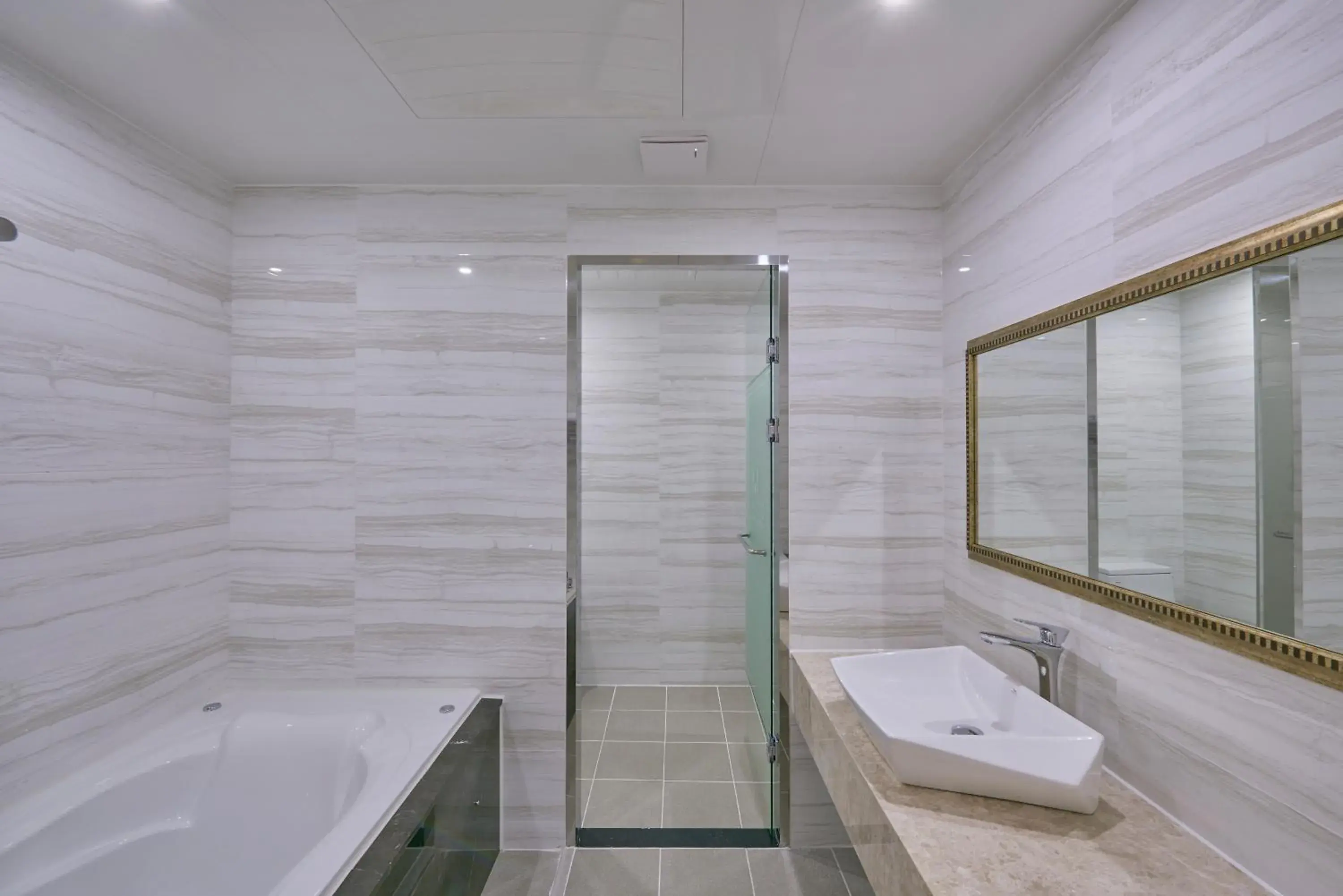 Bathroom in Gwangju Madrid Hotel (Korea Quality)