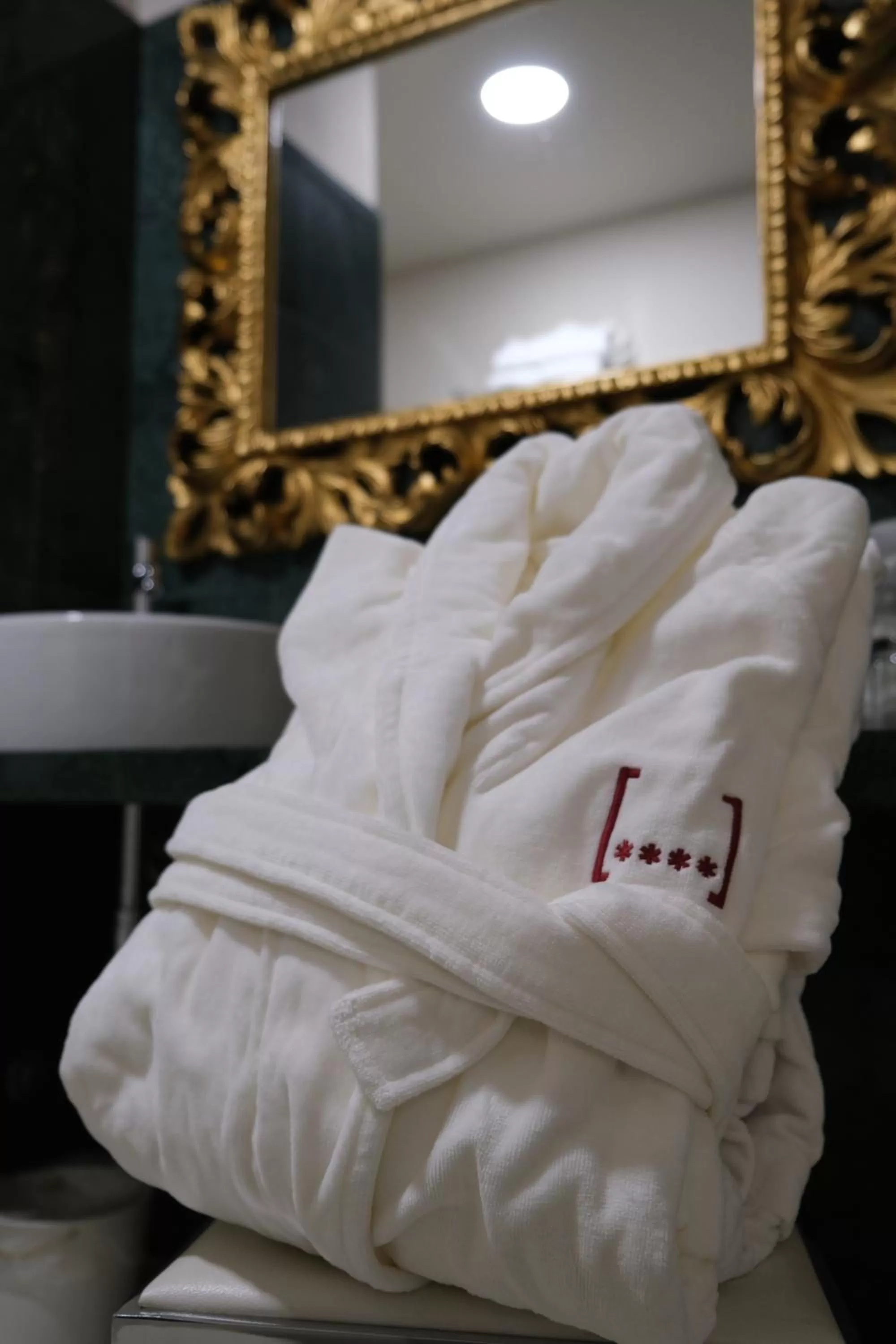 Bathroom, Bed in Settecento Hotel