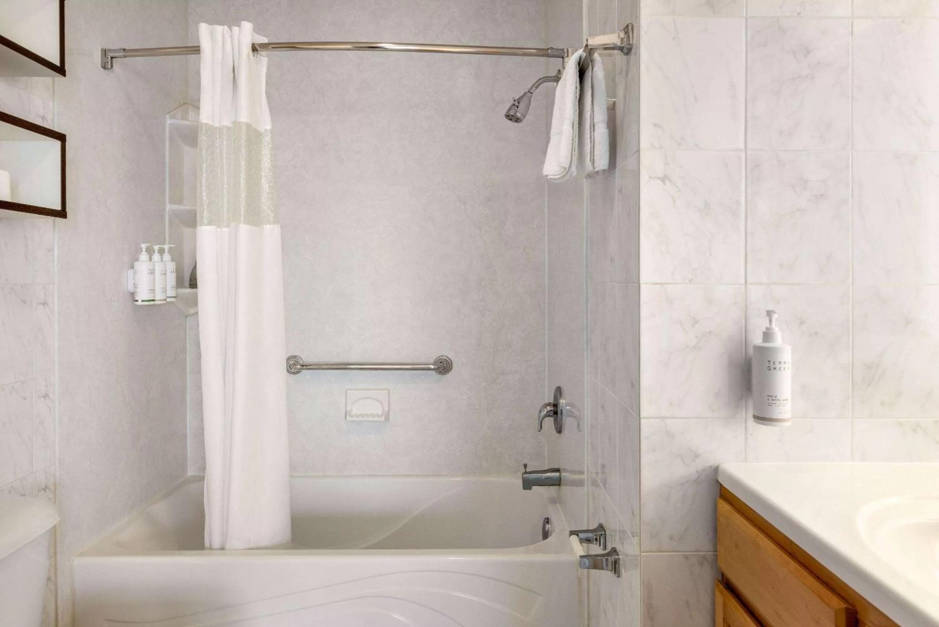 TV and multimedia in Howard Johnson by Wyndham Ocean City Oceanfront