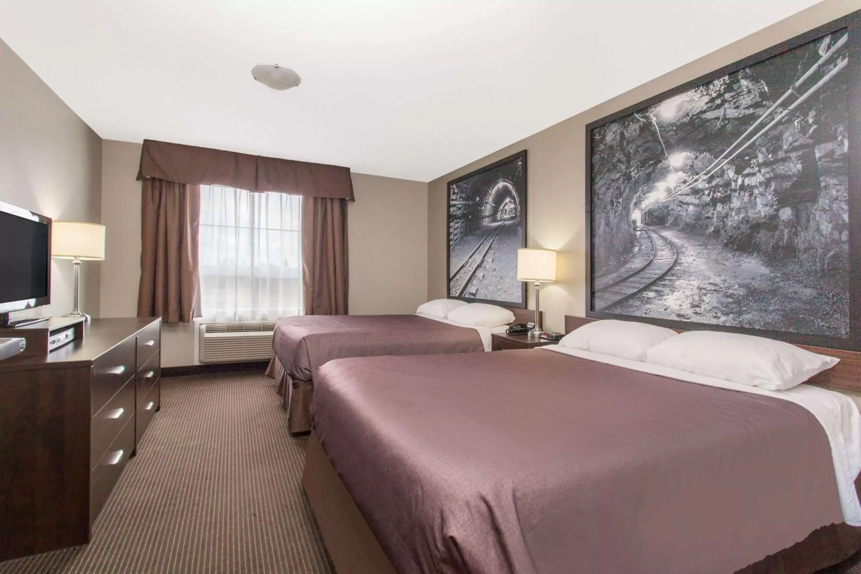 Photo of the whole room, Bed in Super 8 by Wyndham Red Lake ON Photo of the whole room, Bed in Super 8 by Wyndham Red Lake ON